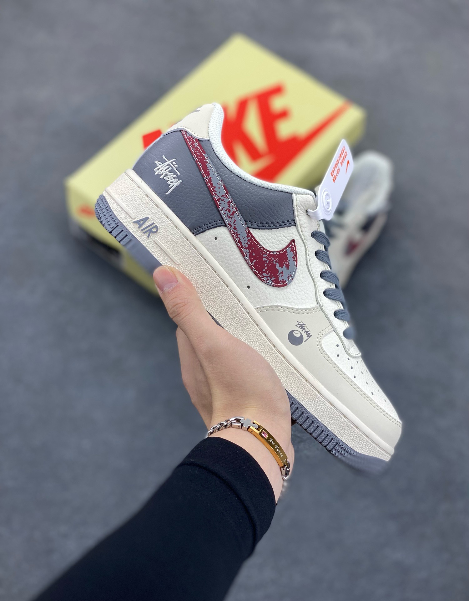 NIke Air Force 1 \’07 Low “斯图西联名——渲染红勾”空军一号 低帮 运动鞋 休闲鞋 折边针车 工艺难度大 原楦头原纸板 原装鞋盒 定制五金配件 内置全掌气垫 原厂鞋底 货号：XS1958-573 尺码：36 36.5 37.5 38 38.5 39 40 40.5 41 42 42.5 43 44 44.5 45-选品中心