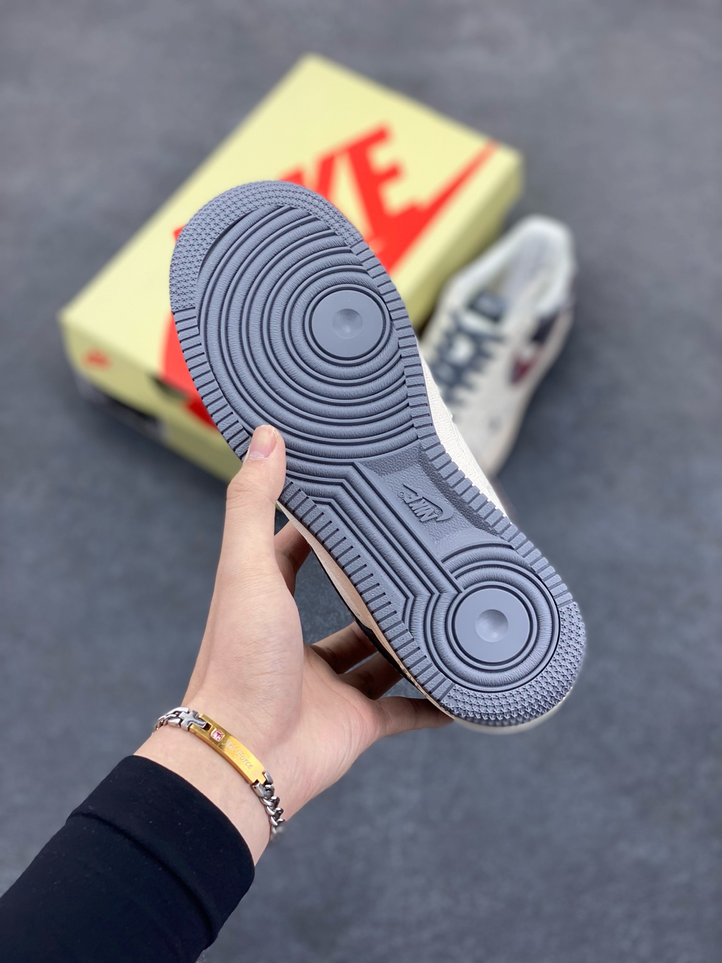 图片[5]-NIke Air Force 1 \’07 Low “斯图西联名——渲染红勾”空军一号 低帮 运动鞋 休闲鞋 折边针车 工艺难度大 原楦头原纸板 原装鞋盒 定制五金配件 内置全掌气垫 原厂鞋底 货号：XS1958-573 尺码：36 36.5 37.5 38 38.5 39 40 40.5 41 42 42.5 43 44 44.5 45-选品中心