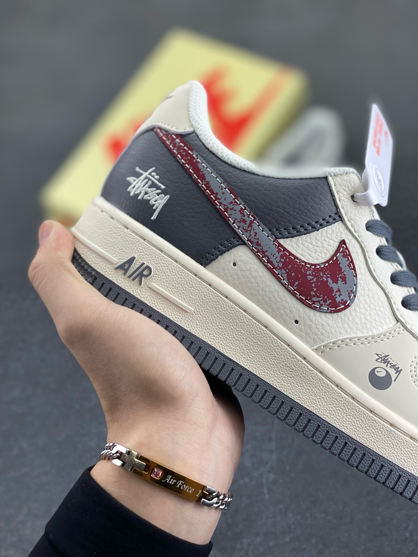 图片[6]-NIke Air Force 1 \’07 Low “斯图西联名——渲染红勾”空军一号 低帮 运动鞋 休闲鞋 折边针车 工艺难度大 原楦头原纸板 原装鞋盒 定制五金配件 内置全掌气垫 原厂鞋底 货号：XS1958-573 尺码：36 36.5 37.5 38 38.5 39 40 40.5 41 42 42.5 43 44 44.5 45-选品中心