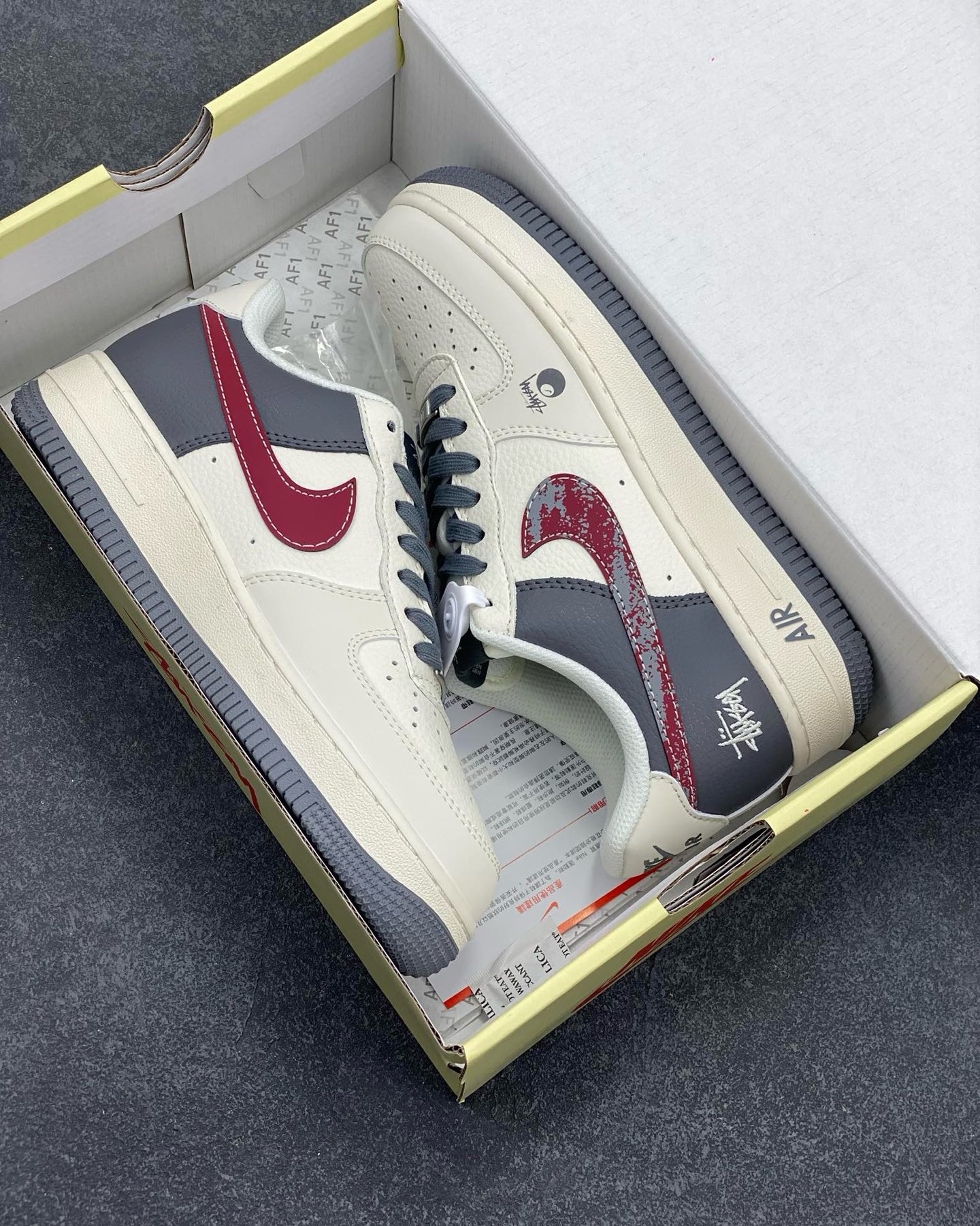 图片[9]-NIke Air Force 1 \’07 Low “斯图西联名——渲染红勾”空军一号 低帮 运动鞋 休闲鞋 折边针车 工艺难度大 原楦头原纸板 原装鞋盒 定制五金配件 内置全掌气垫 原厂鞋底 货号：XS1958-573 尺码：36 36.5 37.5 38 38.5 39 40 40.5 41 42 42.5 43 44 44.5 45-选品中心