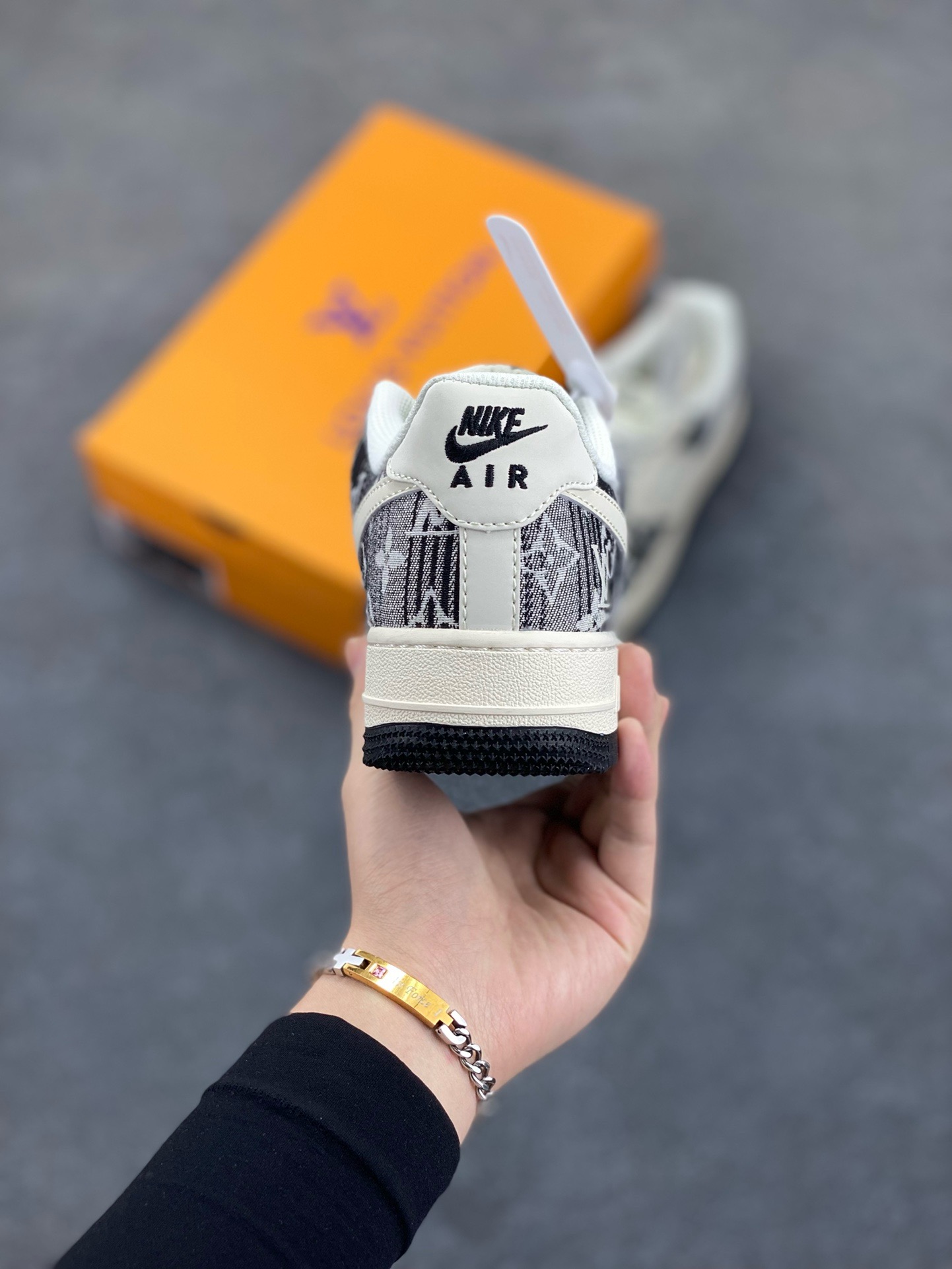 图片[4]-NIke Air Force 1 \’07 Low “ LV联名——黑花牛仔”空军一号 低帮 运动鞋 休闲鞋 折边针车 工艺难度大 原楦头原纸板 原装鞋盒 定制五金配件 内置全掌气垫 原厂鞋底 货号：XS1958-585 尺码：36 36.5 37.5 38 38.5 39 40 40.5 41 42 42.5 43 44 44.5 45-选品中心