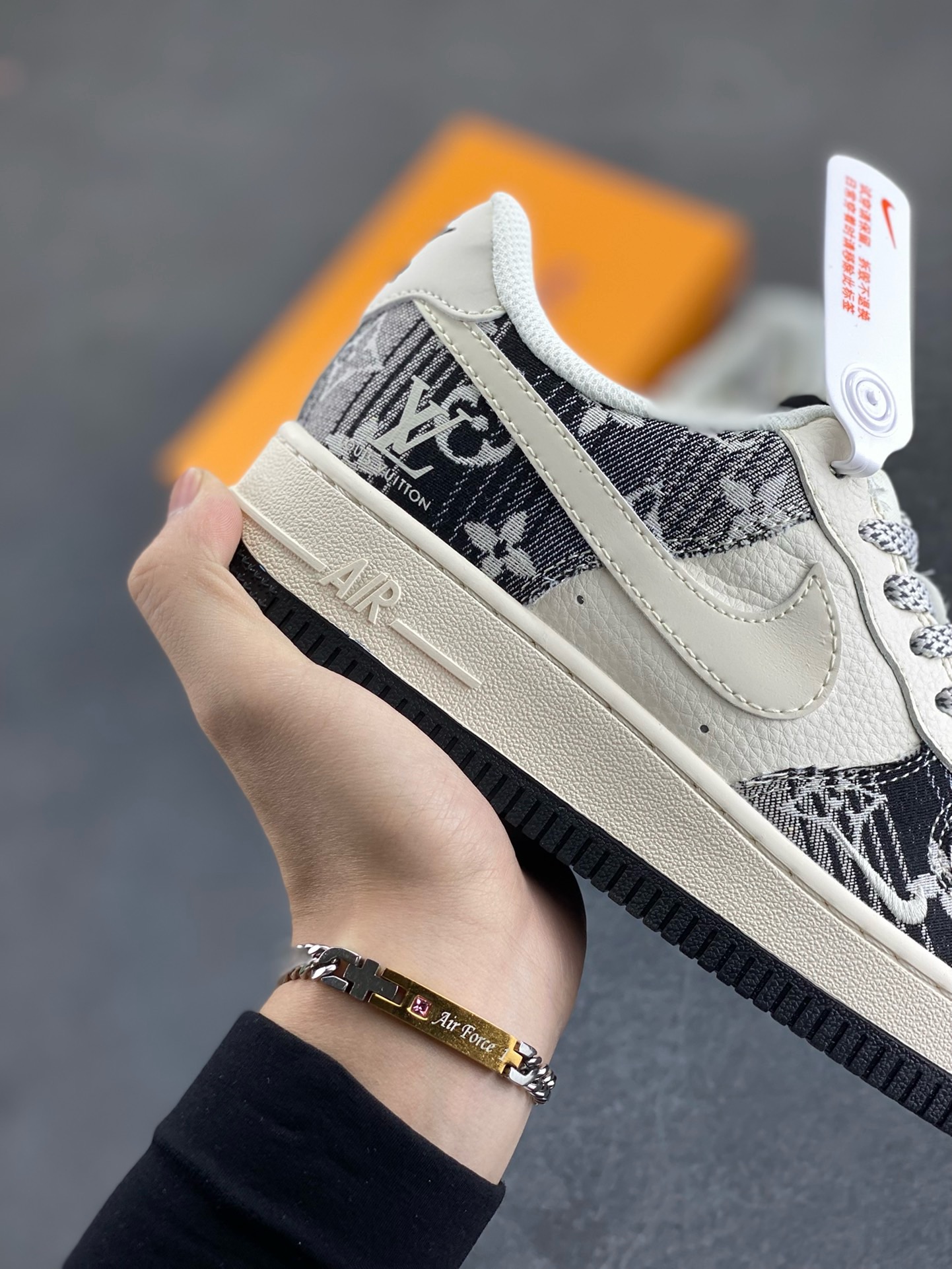 图片[6]-NIke Air Force 1 \’07 Low “ LV联名——黑花牛仔”空军一号 低帮 运动鞋 休闲鞋 折边针车 工艺难度大 原楦头原纸板 原装鞋盒 定制五金配件 内置全掌气垫 原厂鞋底 货号：XS1958-585 尺码：36 36.5 37.5 38 38.5 39 40 40.5 41 42 42.5 43 44 44.5 45-选品中心