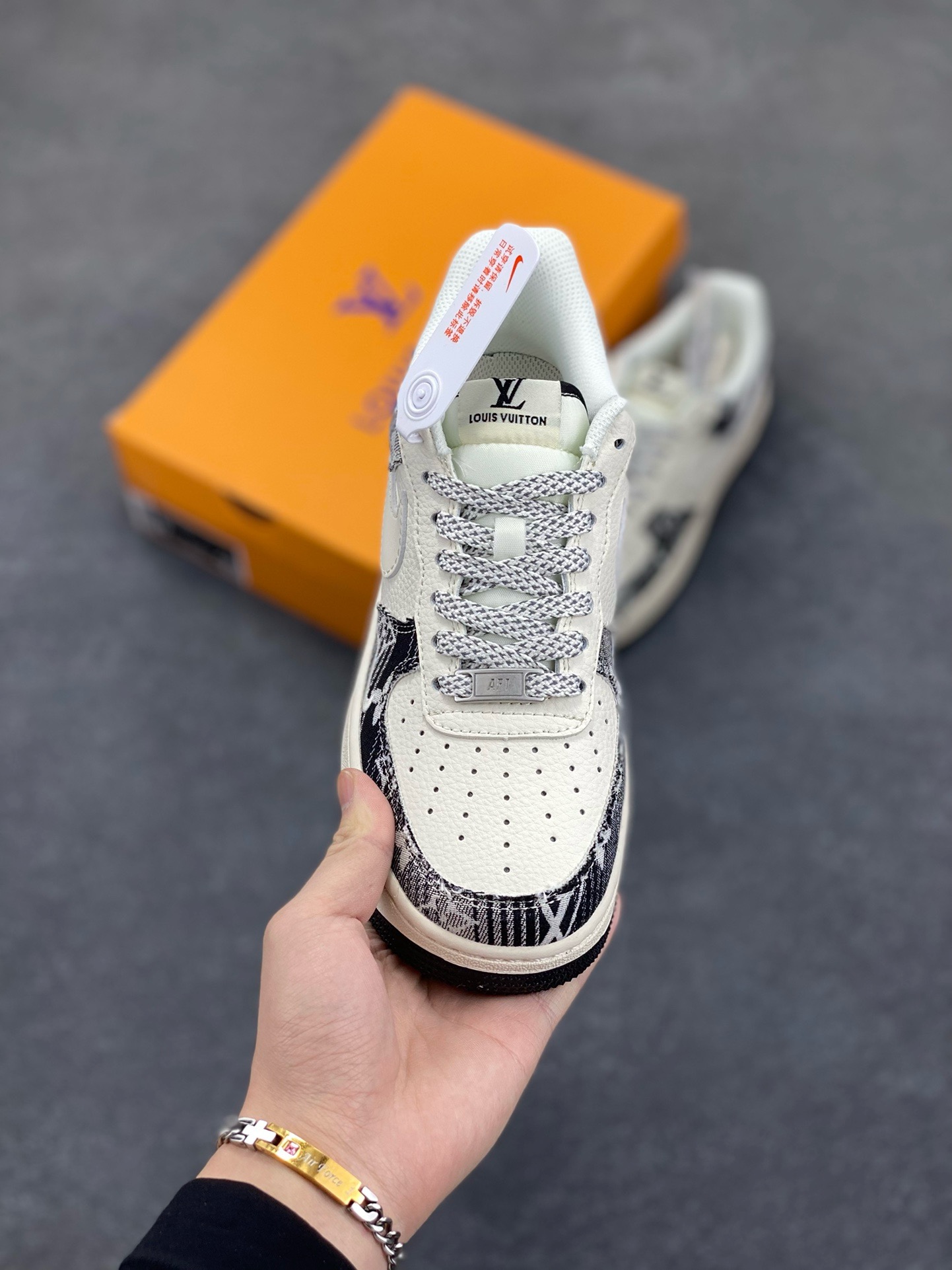 图片[2]-NIke Air Force 1 \’07 Low “ LV联名——黑花牛仔”空军一号 低帮 运动鞋 休闲鞋 折边针车 工艺难度大 原楦头原纸板 原装鞋盒 定制五金配件 内置全掌气垫 原厂鞋底 货号：XS1958-585 尺码：36 36.5 37.5 38 38.5 39 40 40.5 41 42 42.5 43 44 44.5 45-选品中心