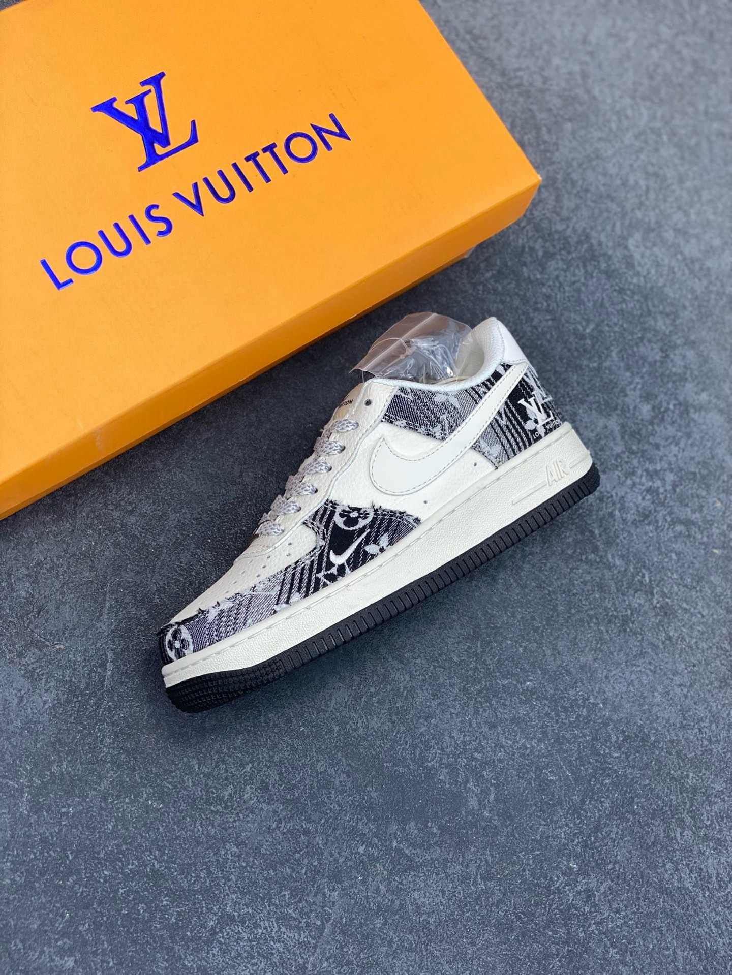 图片[7]-NIke Air Force 1 \’07 Low “ LV联名——黑花牛仔”空军一号 低帮 运动鞋 休闲鞋 折边针车 工艺难度大 原楦头原纸板 原装鞋盒 定制五金配件 内置全掌气垫 原厂鞋底 货号：XS1958-585 尺码：36 36.5 37.5 38 38.5 39 40 40.5 41 42 42.5 43 44 44.5 45-选品中心