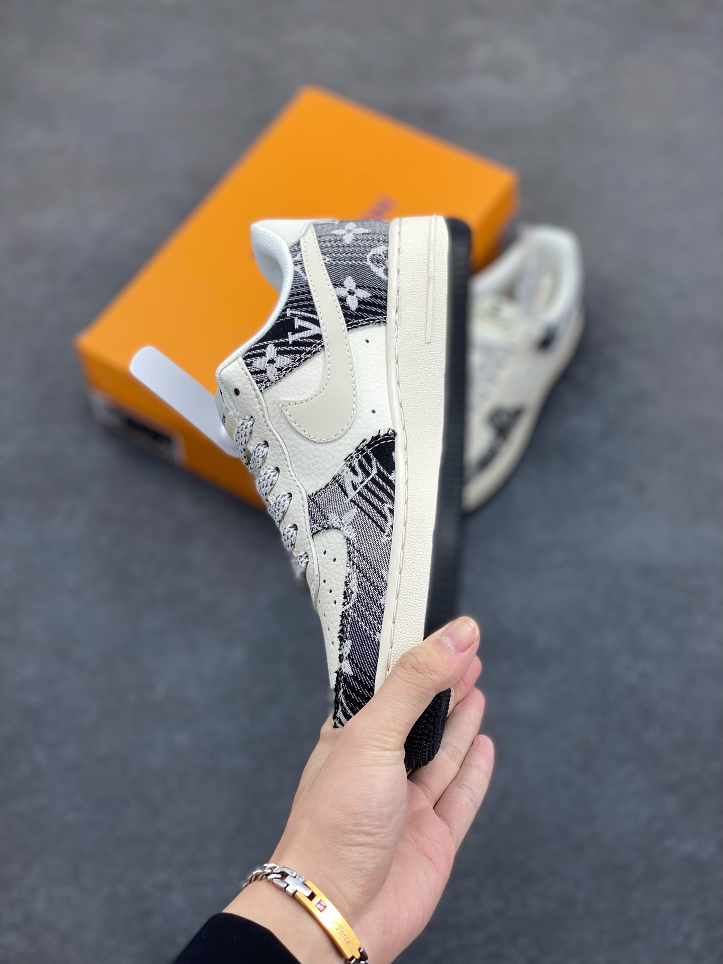 图片[3]-NIke Air Force 1 \’07 Low “ LV联名——黑花牛仔”空军一号 低帮 运动鞋 休闲鞋 折边针车 工艺难度大 原楦头原纸板 原装鞋盒 定制五金配件 内置全掌气垫 原厂鞋底 货号：XS1958-585 尺码：36 36.5 37.5 38 38.5 39 40 40.5 41 42 42.5 43 44 44.5 45-选品中心