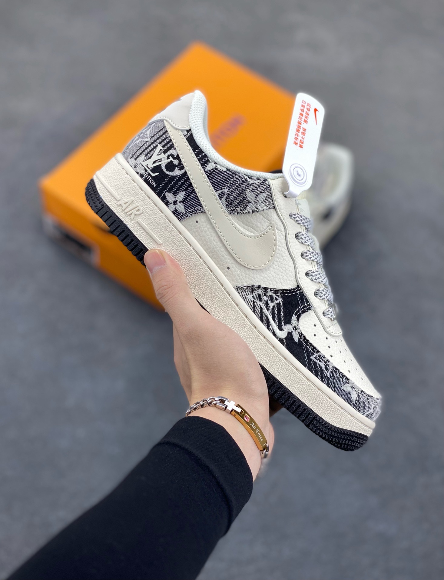 NIke Air Force 1 \'07 Low “ LV联名——黑花牛仔”空军一号 低帮 运动鞋 休闲鞋 折边针车 工艺难度大 原楦头原纸板 原装鞋盒 定制五金配件 内置全掌气垫 原厂鞋底 货号：XS1958-585 尺码：36 36.5 37.5 38 38.5 39 40 40.5 41 42 42.5 43 44 44.5 45-选品中心