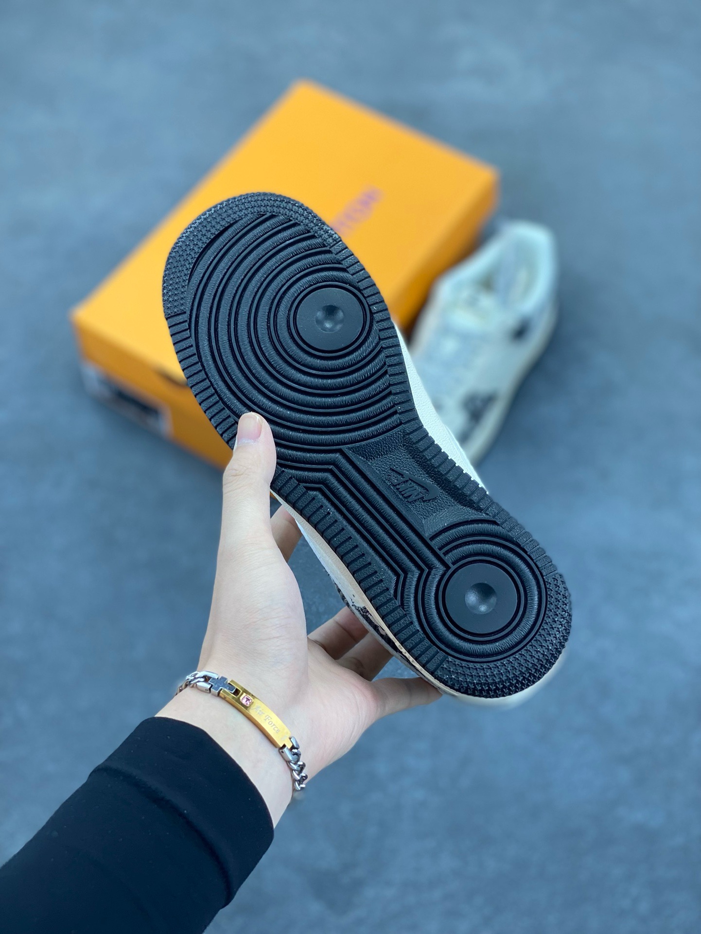 图片[5]-NIke Air Force 1 \’07 Low “ LV联名——黑花牛仔”空军一号 低帮 运动鞋 休闲鞋 折边针车 工艺难度大 原楦头原纸板 原装鞋盒 定制五金配件 内置全掌气垫 原厂鞋底 货号：XS1958-585 尺码：36 36.5 37.5 38 38.5 39 40 40.5 41 42 42.5 43 44 44.5 45-选品中心