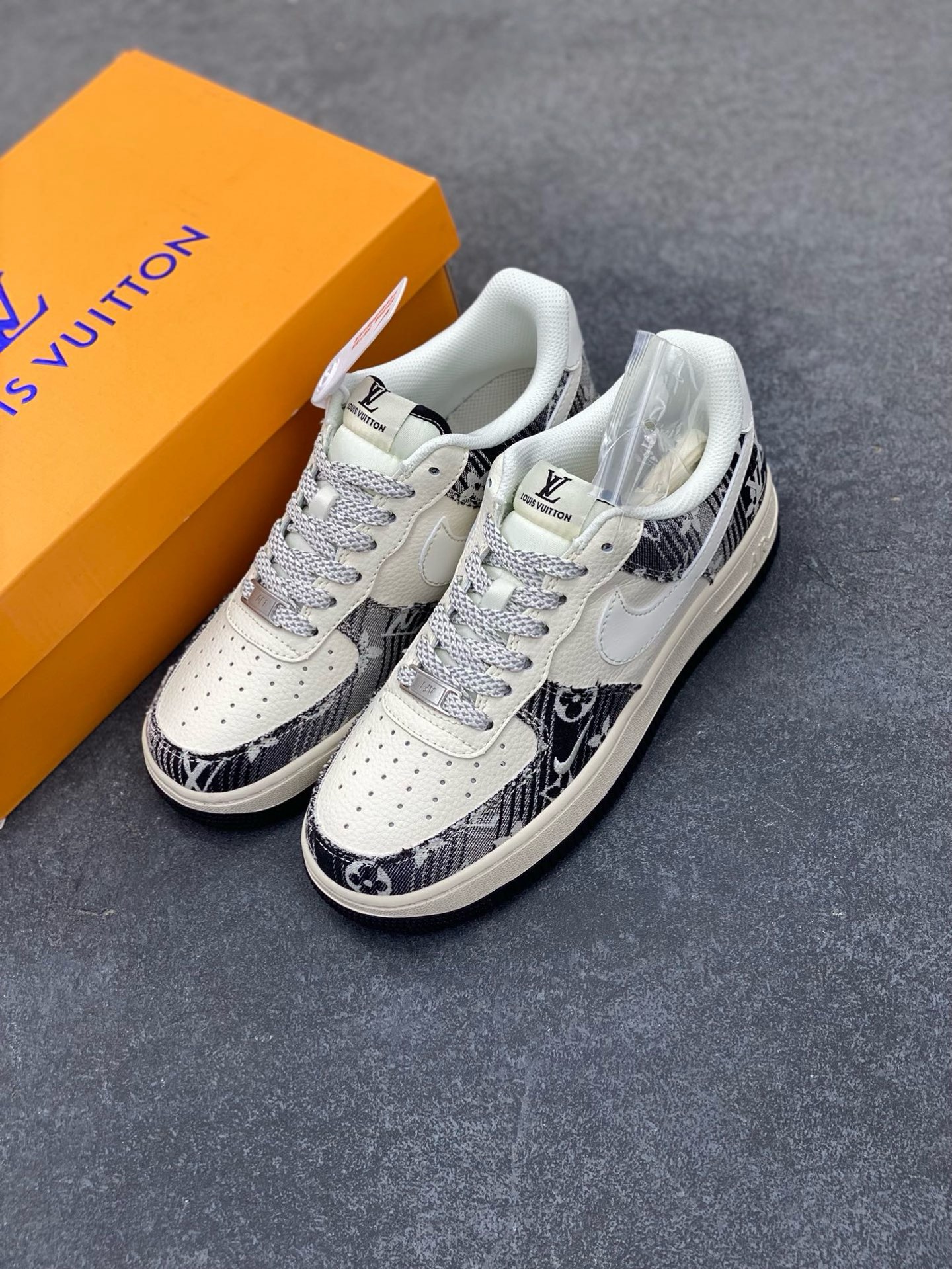 图片[8]-NIke Air Force 1 \’07 Low “ LV联名——黑花牛仔”空军一号 低帮 运动鞋 休闲鞋 折边针车 工艺难度大 原楦头原纸板 原装鞋盒 定制五金配件 内置全掌气垫 原厂鞋底 货号：XS1958-585 尺码：36 36.5 37.5 38 38.5 39 40 40.5 41 42 42.5 43 44 44.5 45-选品中心