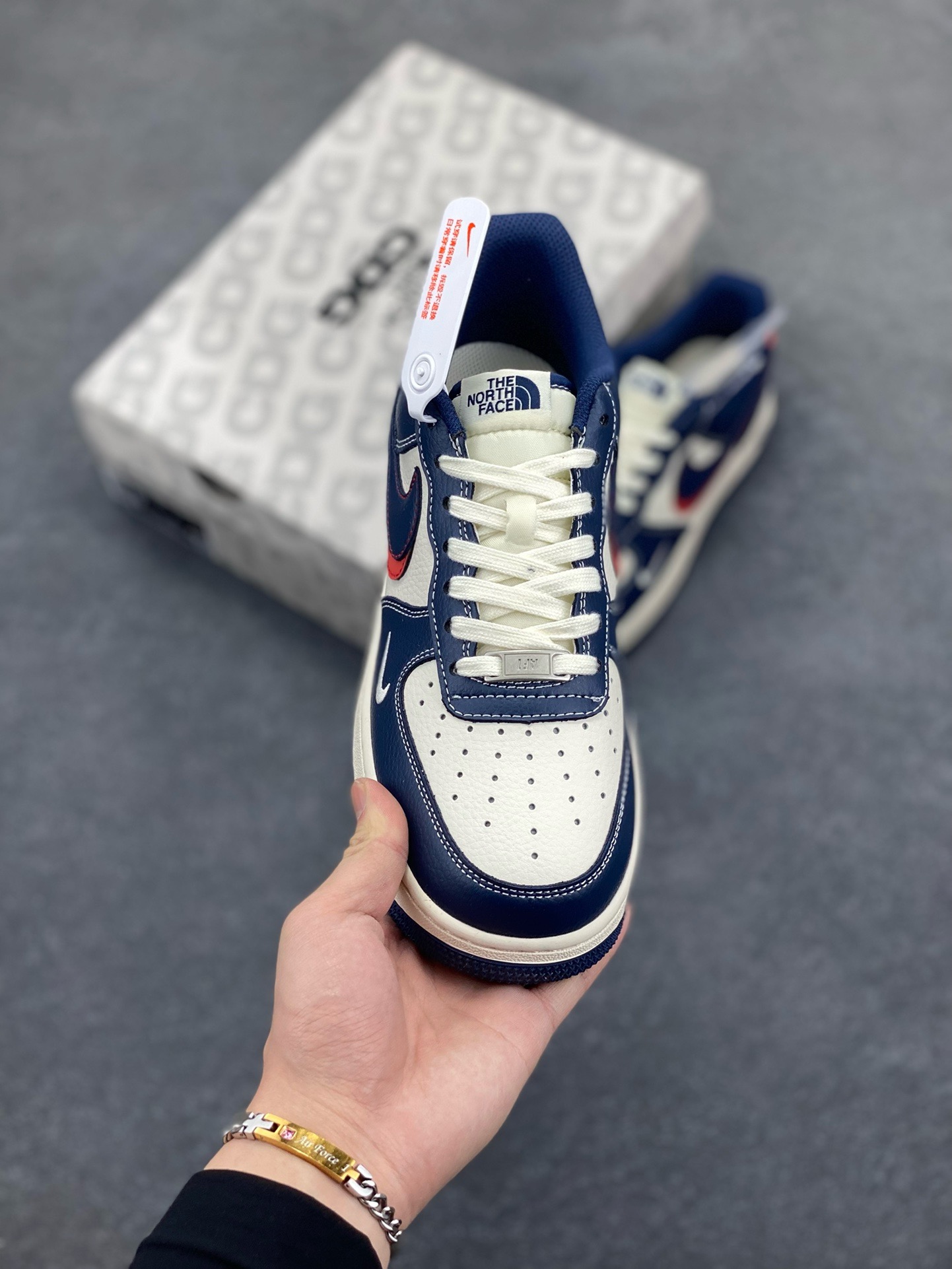 图片[2]-NIke Air Force 1 \’07 Low “北面联名——蓝红双勾”空军一号 低帮 运动鞋 休闲鞋 折边针车 工艺难度大 原楦头原纸板 原装鞋盒 定制五金配件 内置全掌气垫 原厂鞋底 货号：XS1958-521 尺码：36 36.5 37.5 38 38.5 39 40 40.5 41 42 42.5 43 44 44.5 45-选品中心