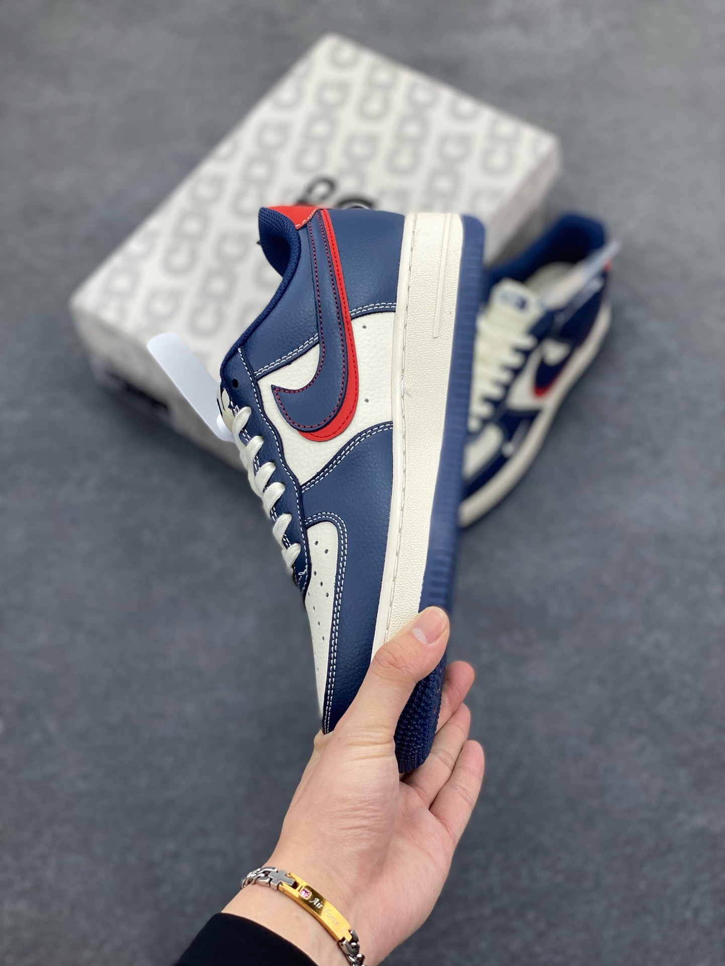 图片[3]-NIke Air Force 1 \’07 Low “北面联名——蓝红双勾”空军一号 低帮 运动鞋 休闲鞋 折边针车 工艺难度大 原楦头原纸板 原装鞋盒 定制五金配件 内置全掌气垫 原厂鞋底 货号：XS1958-521 尺码：36 36.5 37.5 38 38.5 39 40 40.5 41 42 42.5 43 44 44.5 45-选品中心