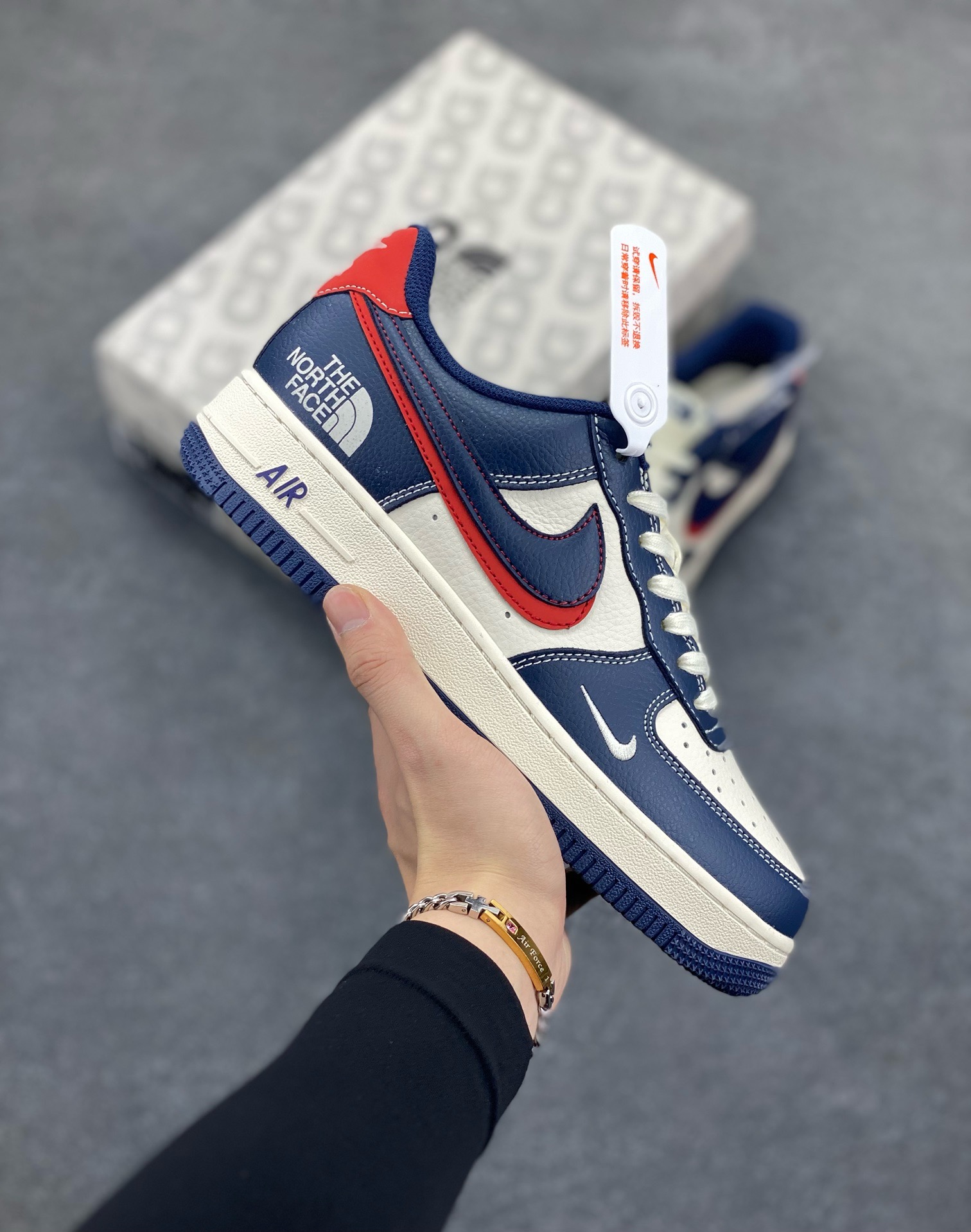 NIke Air Force 1 \’07 Low “北面联名——蓝红双勾”空军一号 低帮 运动鞋 休闲鞋 折边针车 工艺难度大 原楦头原纸板 原装鞋盒 定制五金配件 内置全掌气垫 原厂鞋底 货号：XS1958-521 尺码：36 36.5 37.5 38 38.5 39 40 40.5 41 42 42.5 43 44 44.5 45-选品中心