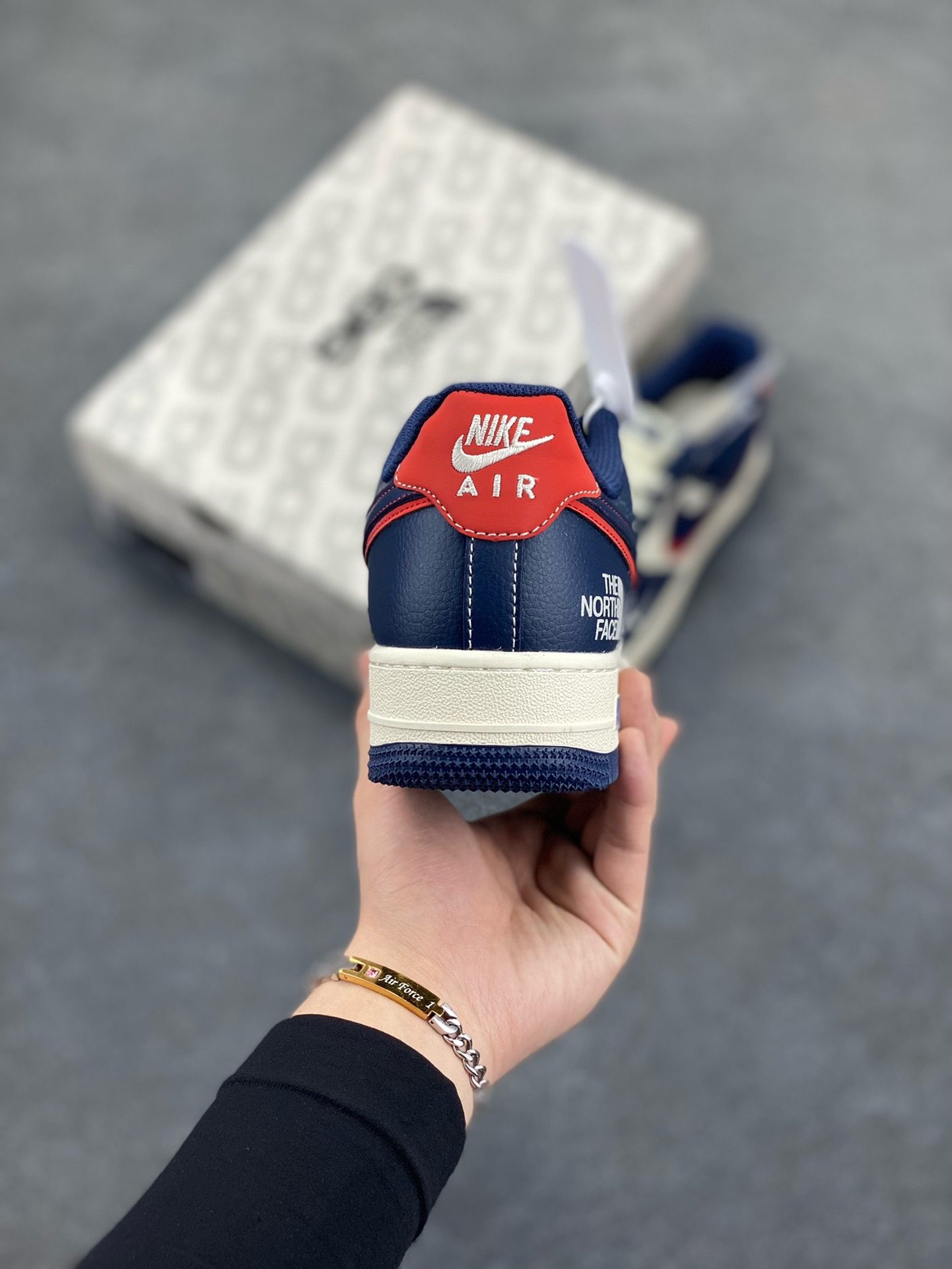 图片[4]-NIke Air Force 1 \’07 Low “北面联名——蓝红双勾”空军一号 低帮 运动鞋 休闲鞋 折边针车 工艺难度大 原楦头原纸板 原装鞋盒 定制五金配件 内置全掌气垫 原厂鞋底 货号：XS1958-521 尺码：36 36.5 37.5 38 38.5 39 40 40.5 41 42 42.5 43 44 44.5 45-选品中心