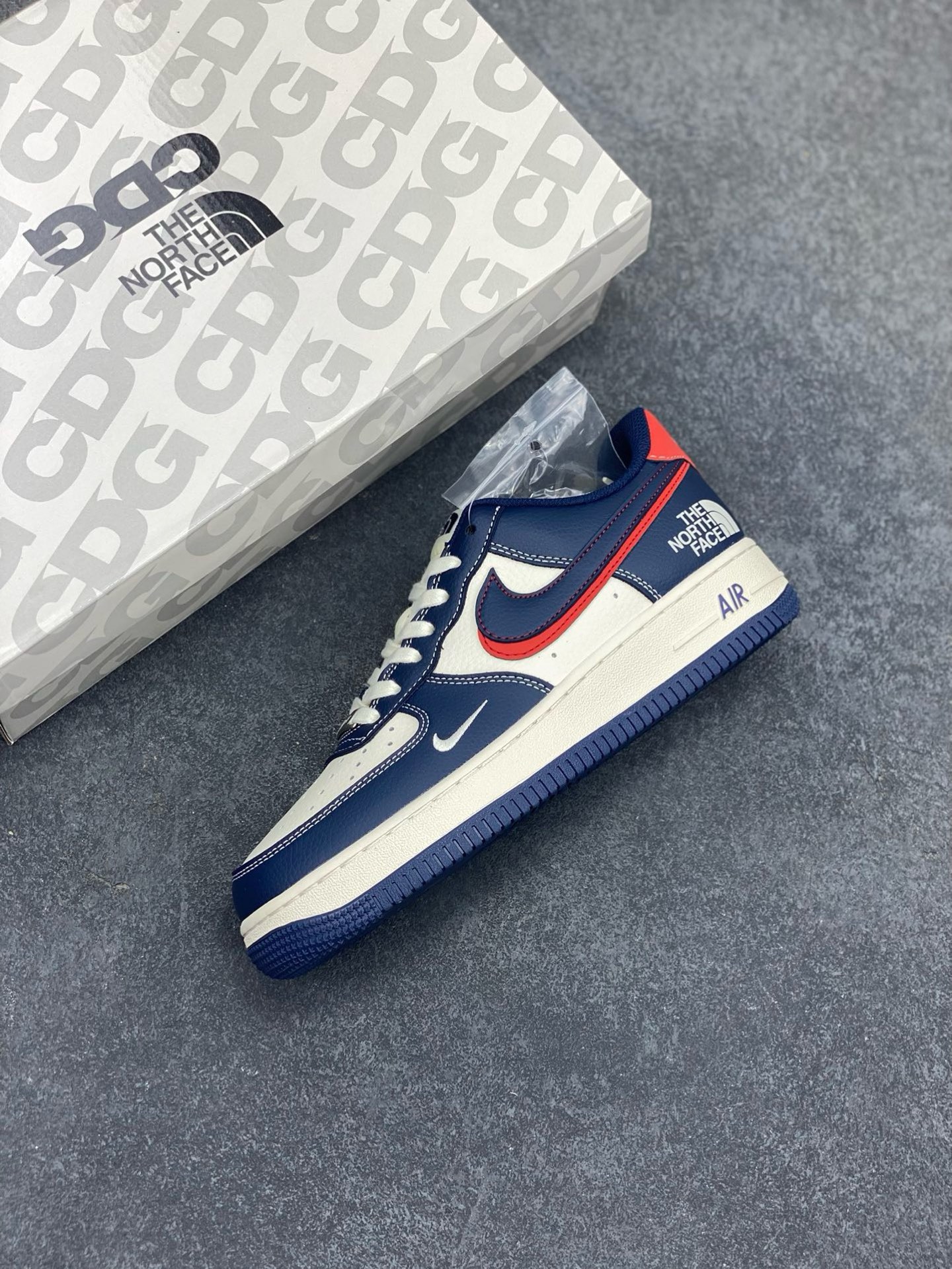 图片[7]-NIke Air Force 1 \’07 Low “北面联名——蓝红双勾”空军一号 低帮 运动鞋 休闲鞋 折边针车 工艺难度大 原楦头原纸板 原装鞋盒 定制五金配件 内置全掌气垫 原厂鞋底 货号：XS1958-521 尺码：36 36.5 37.5 38 38.5 39 40 40.5 41 42 42.5 43 44 44.5 45-选品中心