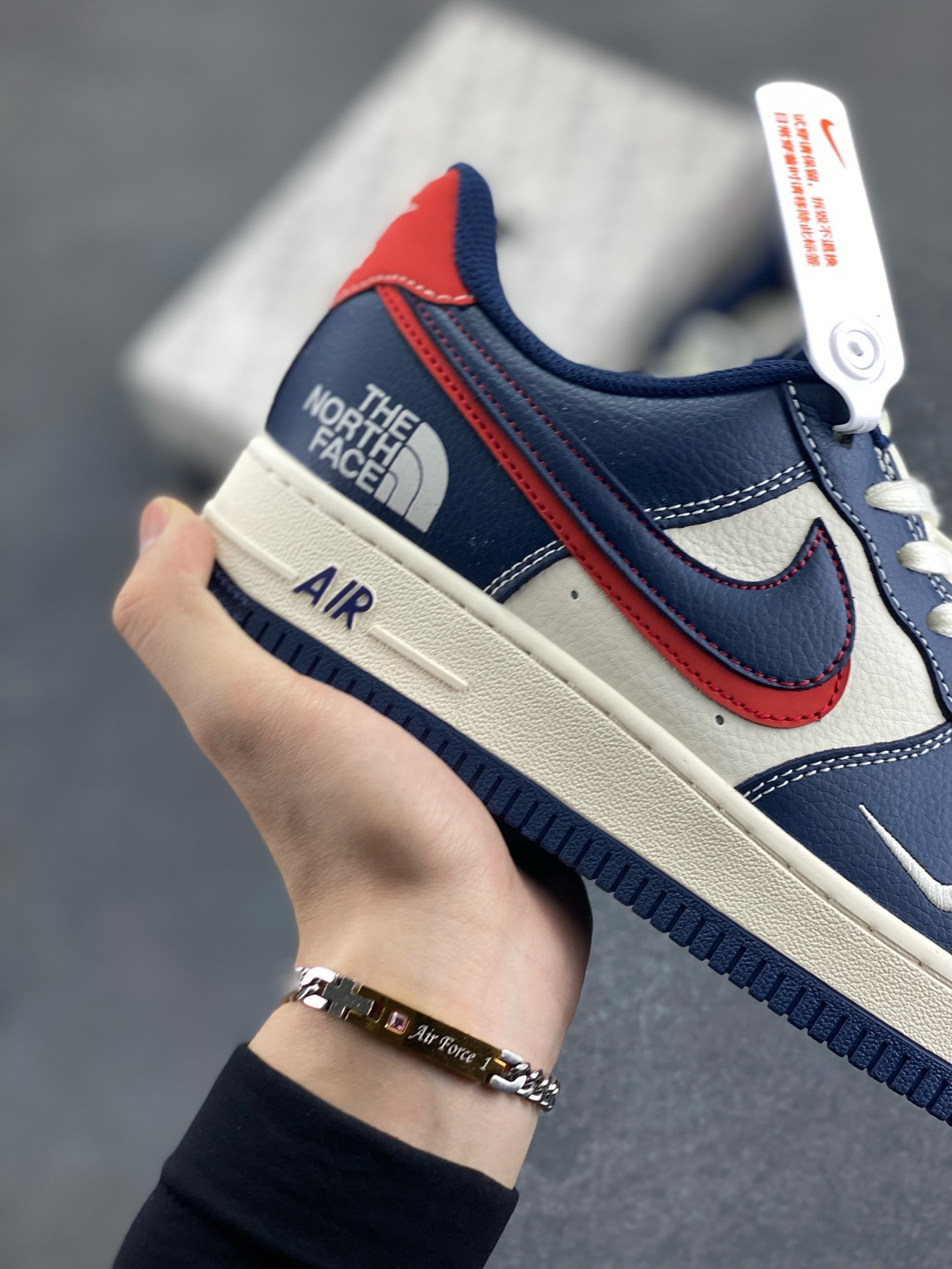 图片[6]-NIke Air Force 1 \’07 Low “北面联名——蓝红双勾”空军一号 低帮 运动鞋 休闲鞋 折边针车 工艺难度大 原楦头原纸板 原装鞋盒 定制五金配件 内置全掌气垫 原厂鞋底 货号：XS1958-521 尺码：36 36.5 37.5 38 38.5 39 40 40.5 41 42 42.5 43 44 44.5 45-选品中心