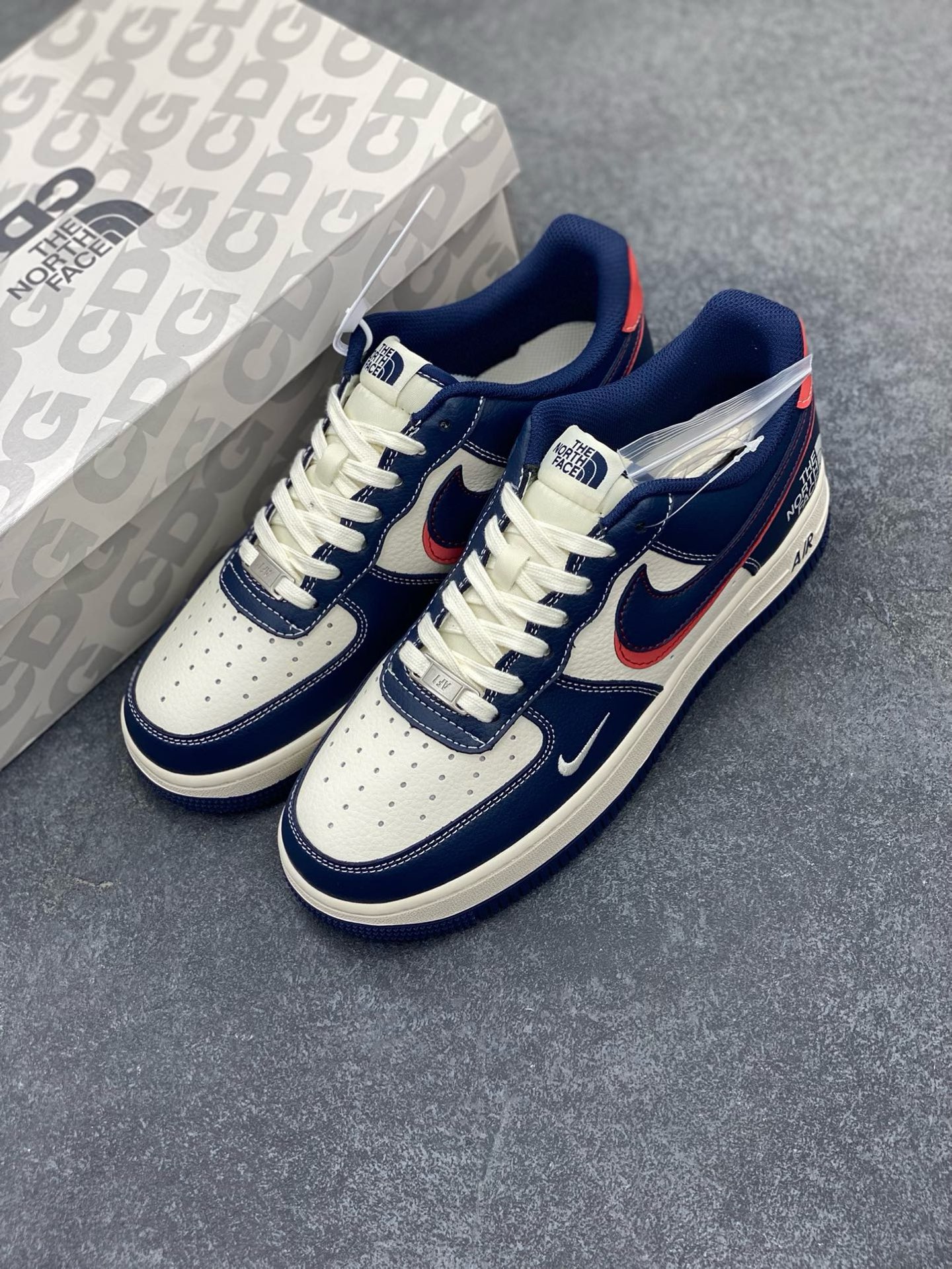 图片[8]-NIke Air Force 1 \’07 Low “北面联名——蓝红双勾”空军一号 低帮 运动鞋 休闲鞋 折边针车 工艺难度大 原楦头原纸板 原装鞋盒 定制五金配件 内置全掌气垫 原厂鞋底 货号：XS1958-521 尺码：36 36.5 37.5 38 38.5 39 40 40.5 41 42 42.5 43 44 44.5 45-选品中心