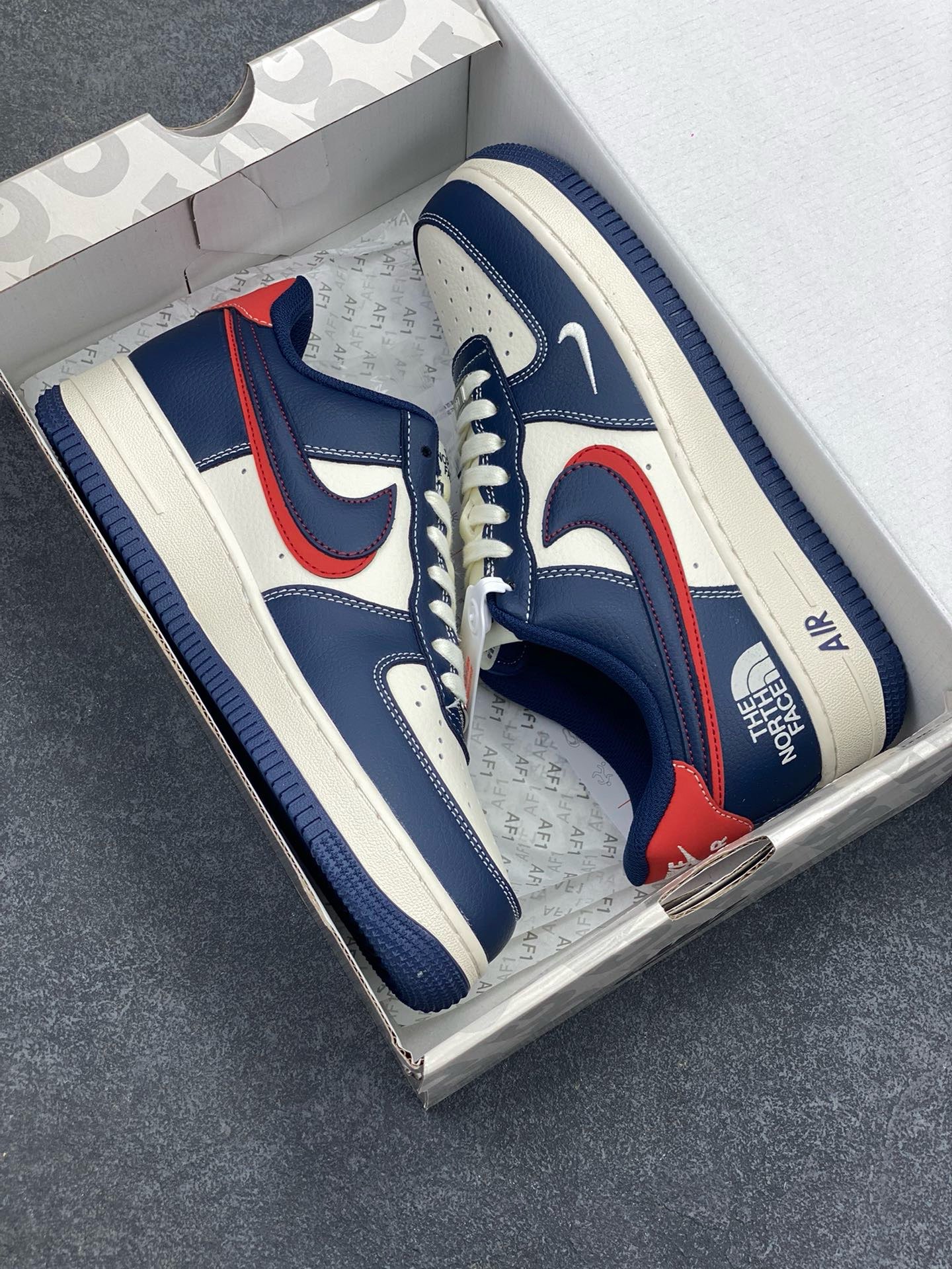 图片[9]-NIke Air Force 1 \’07 Low “北面联名——蓝红双勾”空军一号 低帮 运动鞋 休闲鞋 折边针车 工艺难度大 原楦头原纸板 原装鞋盒 定制五金配件 内置全掌气垫 原厂鞋底 货号：XS1958-521 尺码：36 36.5 37.5 38 38.5 39 40 40.5 41 42 42.5 43 44 44.5 45-选品中心