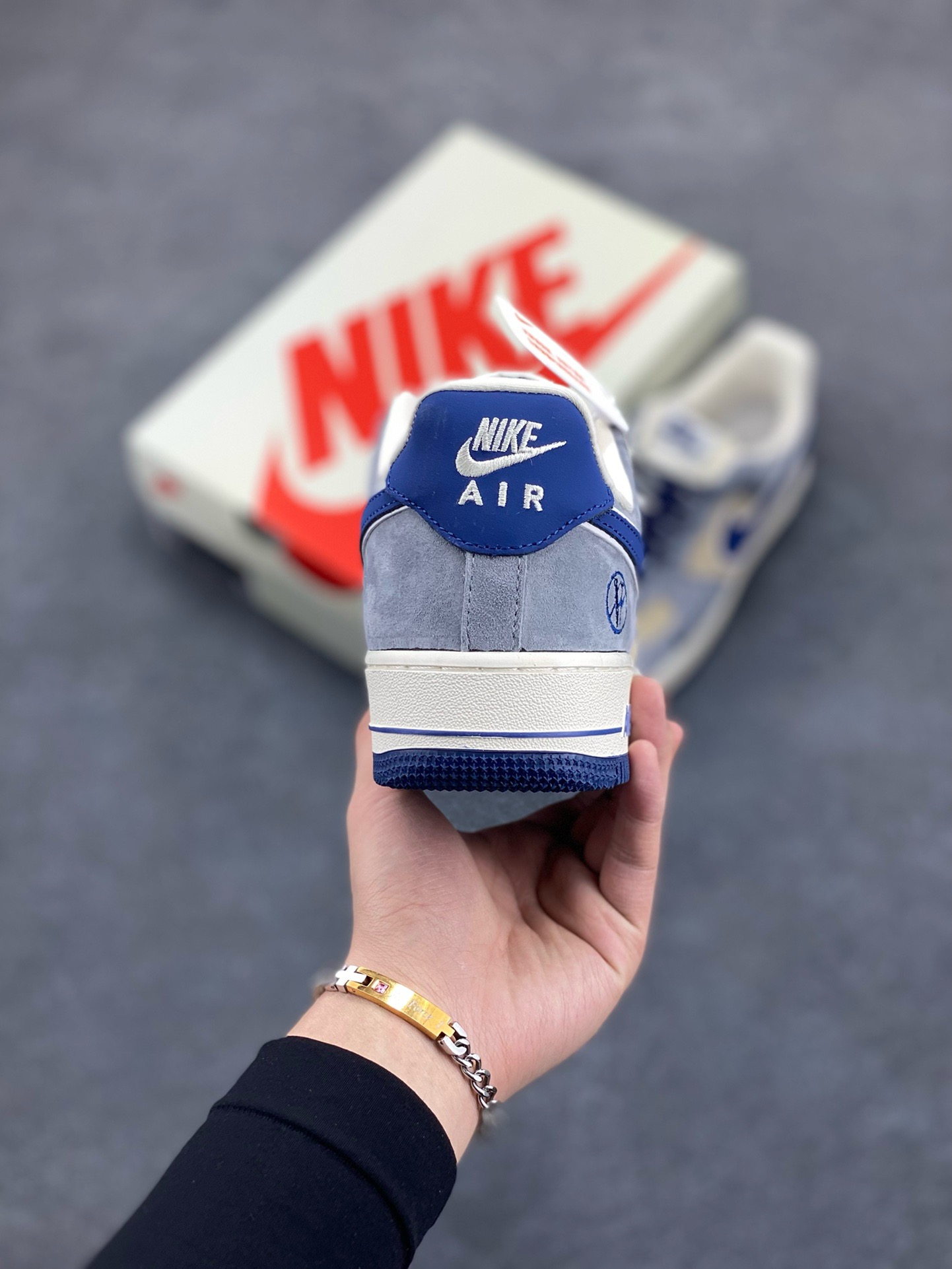 图片[4]-NIke Air Force 1 \’07 Low “沃龙熊联名——蓝勾猪八”空军一号 低帮 运动鞋 休闲鞋 折边针车 工艺难度大 原楦头原纸板 原装鞋盒 定制五金配件 内置全掌气垫 原厂鞋底 货号：KK1988-045 尺码：36 36.5 37.5 38 38.5 39 40 40.5 41 42 42.5 43 44 44.5 45-选品中心