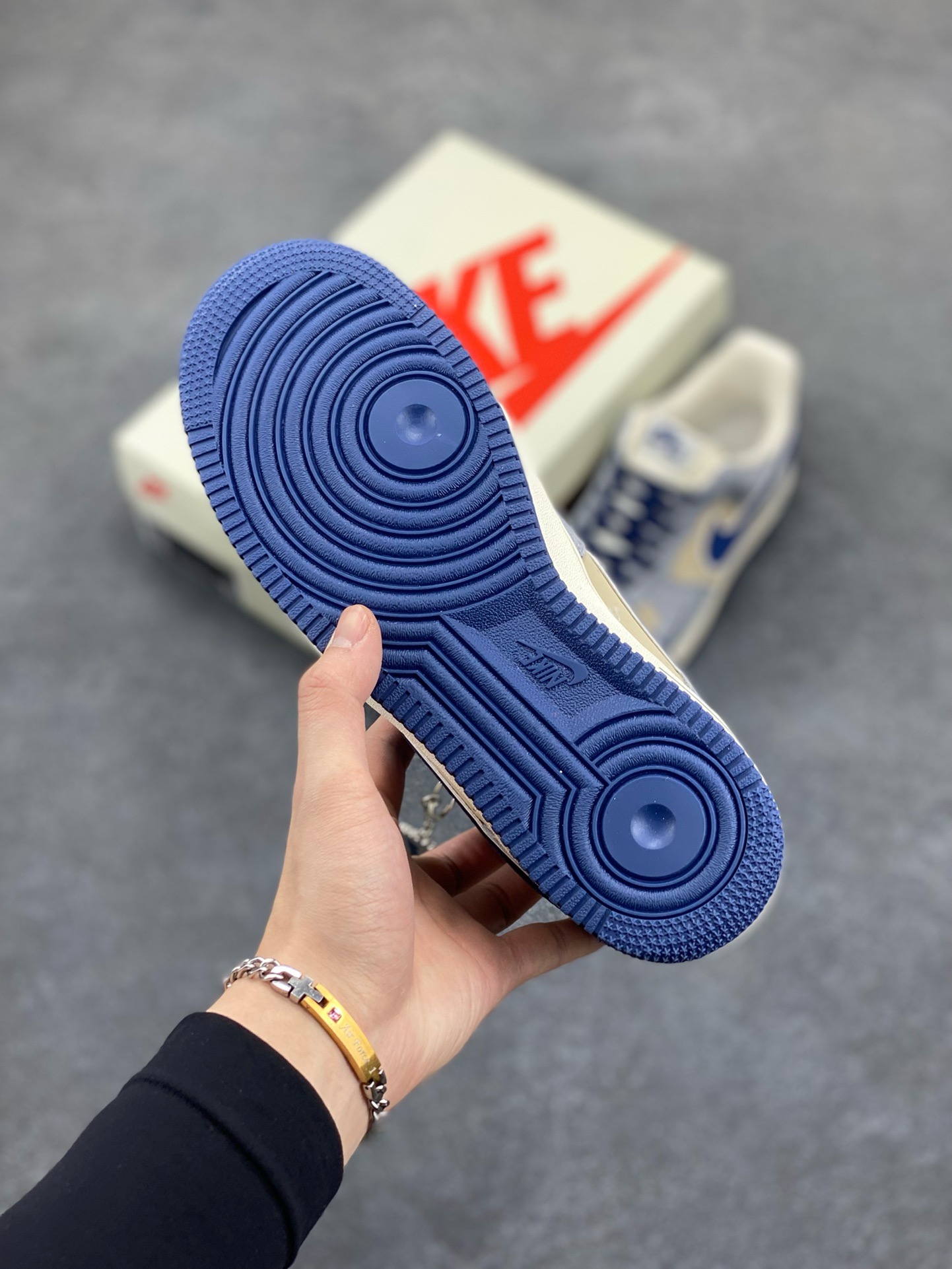 图片[5]-NIke Air Force 1 \’07 Low “沃龙熊联名——蓝勾猪八”空军一号 低帮 运动鞋 休闲鞋 折边针车 工艺难度大 原楦头原纸板 原装鞋盒 定制五金配件 内置全掌气垫 原厂鞋底 货号：KK1988-045 尺码：36 36.5 37.5 38 38.5 39 40 40.5 41 42 42.5 43 44 44.5 45-选品中心