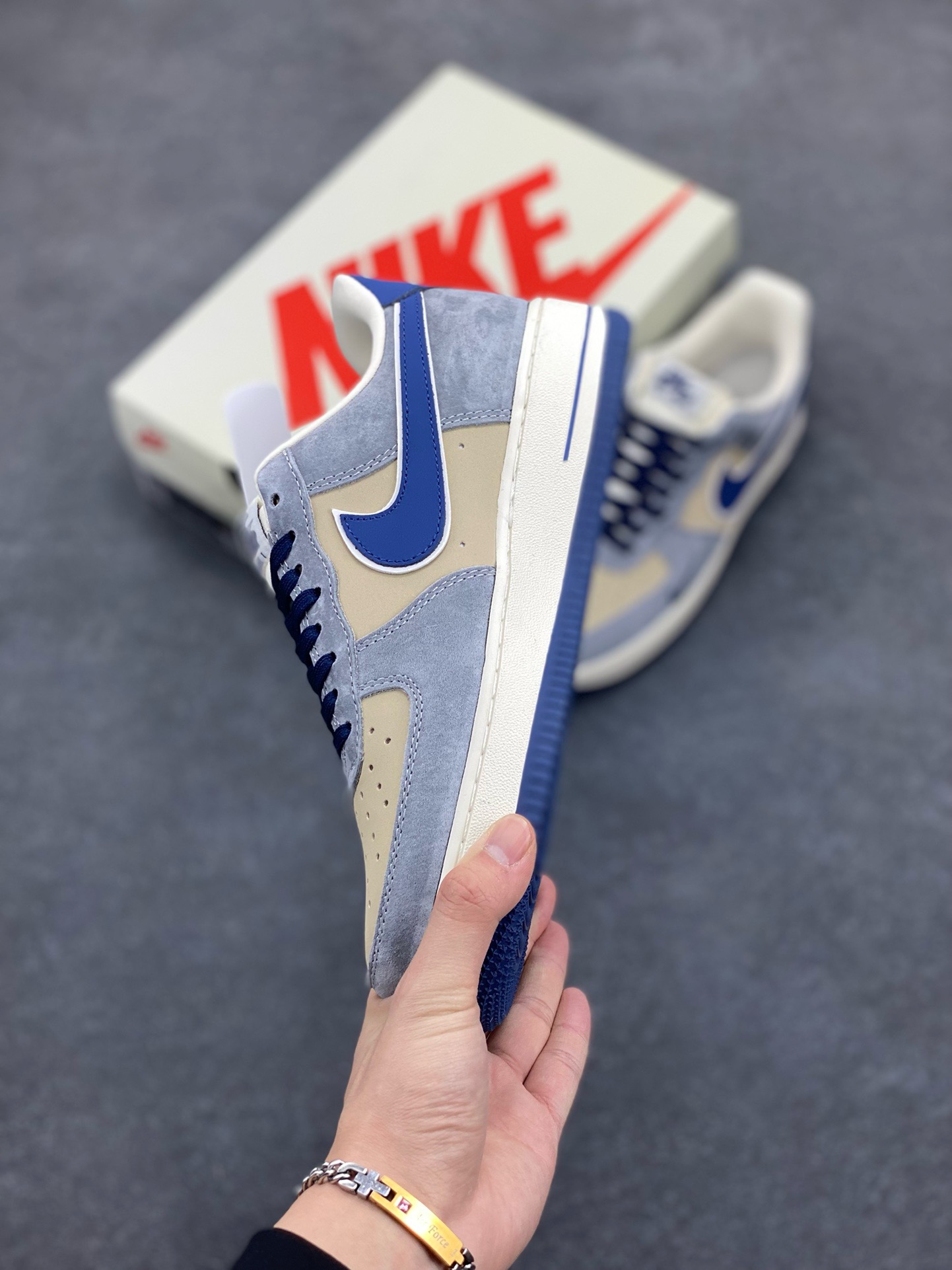 图片[3]-NIke Air Force 1 \’07 Low “沃龙熊联名——蓝勾猪八”空军一号 低帮 运动鞋 休闲鞋 折边针车 工艺难度大 原楦头原纸板 原装鞋盒 定制五金配件 内置全掌气垫 原厂鞋底 货号：KK1988-045 尺码：36 36.5 37.5 38 38.5 39 40 40.5 41 42 42.5 43 44 44.5 45-选品中心