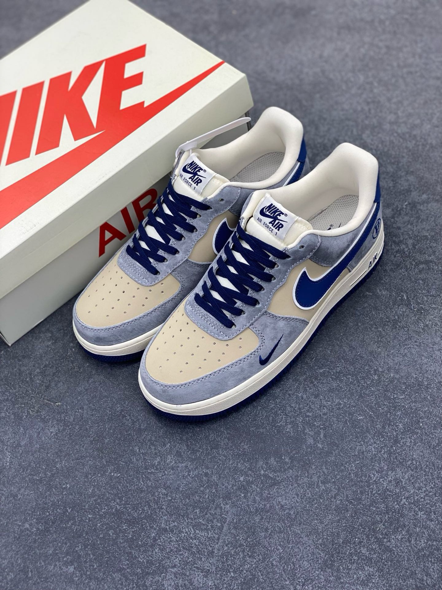 图片[8]-NIke Air Force 1 \’07 Low “沃龙熊联名——蓝勾猪八”空军一号 低帮 运动鞋 休闲鞋 折边针车 工艺难度大 原楦头原纸板 原装鞋盒 定制五金配件 内置全掌气垫 原厂鞋底 货号：KK1988-045 尺码：36 36.5 37.5 38 38.5 39 40 40.5 41 42 42.5 43 44 44.5 45-选品中心