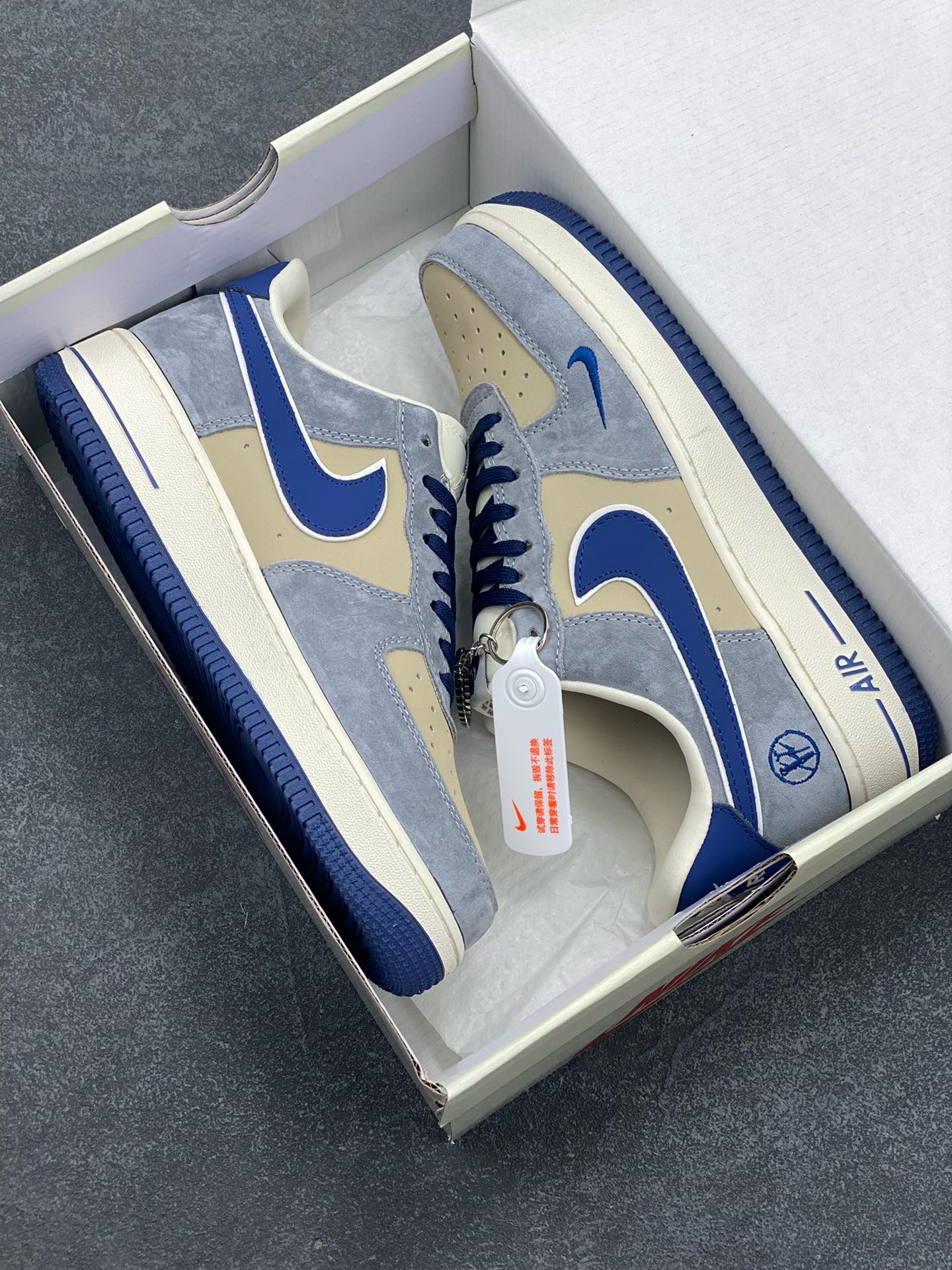 图片[9]-NIke Air Force 1 \’07 Low “沃龙熊联名——蓝勾猪八”空军一号 低帮 运动鞋 休闲鞋 折边针车 工艺难度大 原楦头原纸板 原装鞋盒 定制五金配件 内置全掌气垫 原厂鞋底 货号：KK1988-045 尺码：36 36.5 37.5 38 38.5 39 40 40.5 41 42 42.5 43 44 44.5 45-选品中心