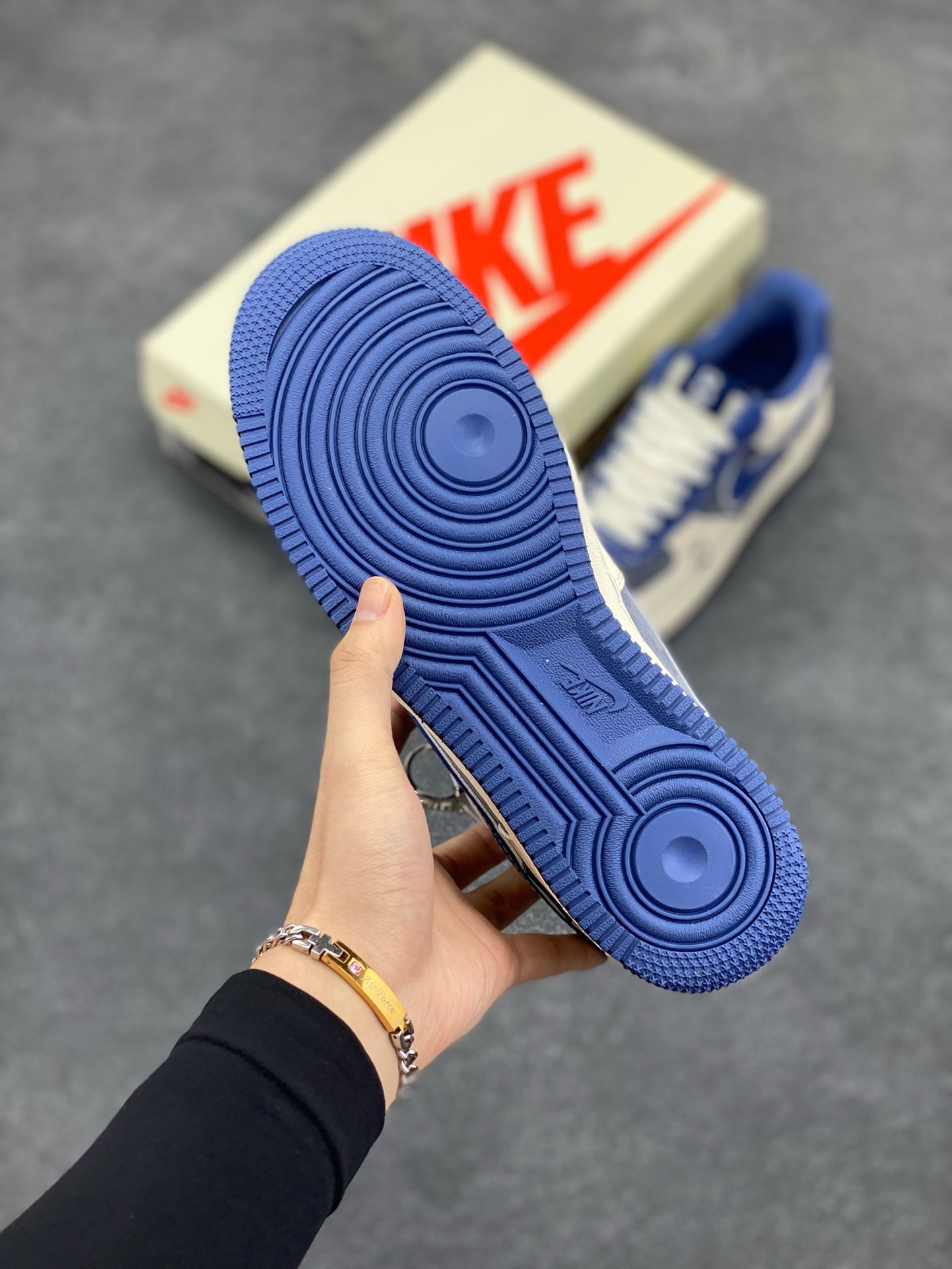 图片[5]-NIke Air Force 1 \’07 Low “暴力熊联名–灰米蓝”空军一号 低帮 运动鞋 休闲鞋 折边针车 工艺难度大 原楦头原纸板 原装鞋盒 定制五金配件 内置全掌气垫 原厂鞋底 货号：KK1988-017 尺码：36 36.5 37.5 38 38.5 39 40 40.5 41 42 42.5 43 44 44.5 45-选品中心