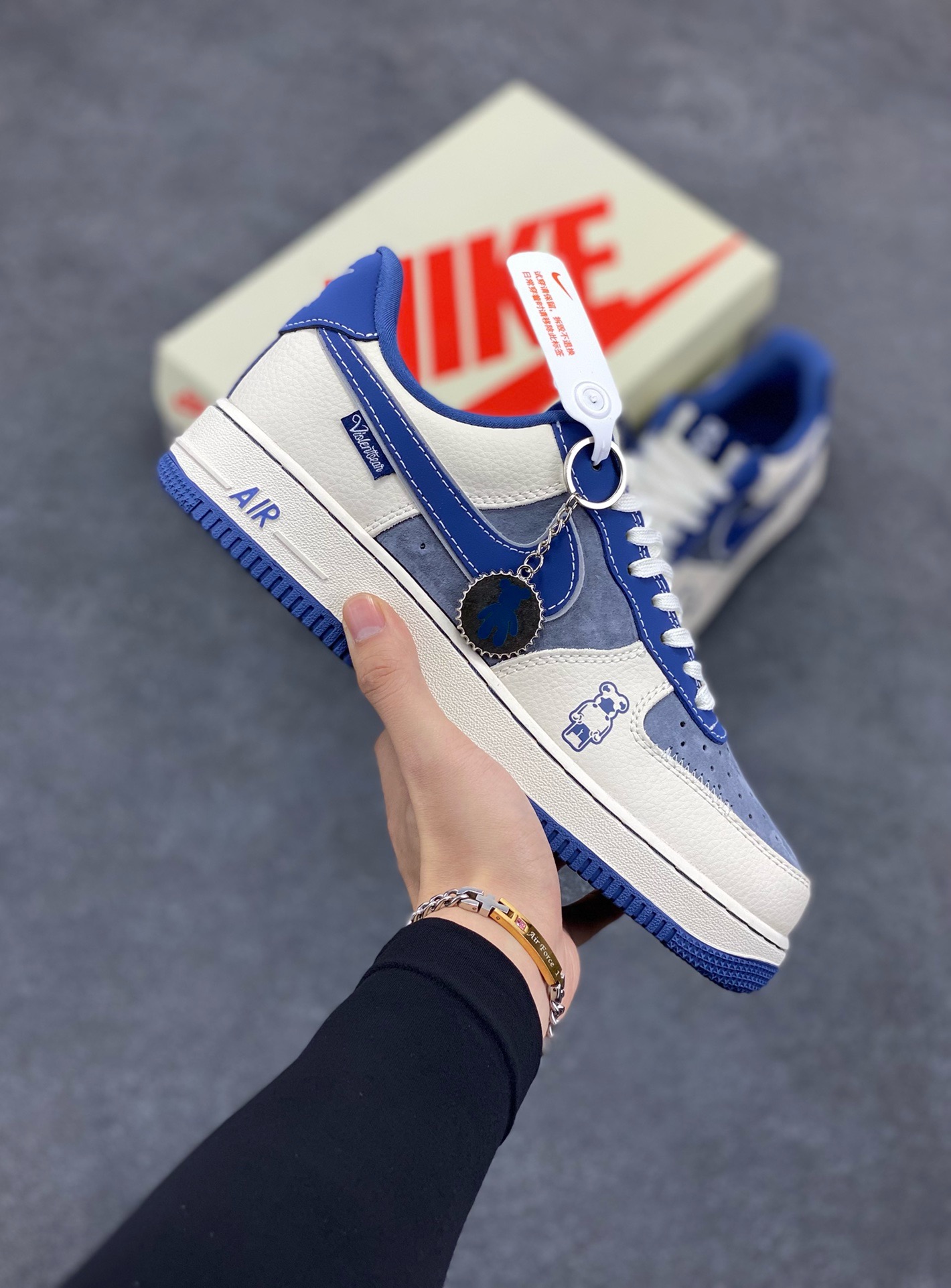 NIke Air Force 1 \'07 Low “暴力熊联名--灰米蓝”空军一号 低帮 运动鞋 休闲鞋 折边针车 工艺难度大 原楦头原纸板 原装鞋盒 定制五金配件 内置全掌气垫 原厂鞋底 货号：KK1988-017 尺码：36 36.5 37.5 38 38.5 39 40 40.5 41 42 42.5 43 44 44.5 45-选品中心