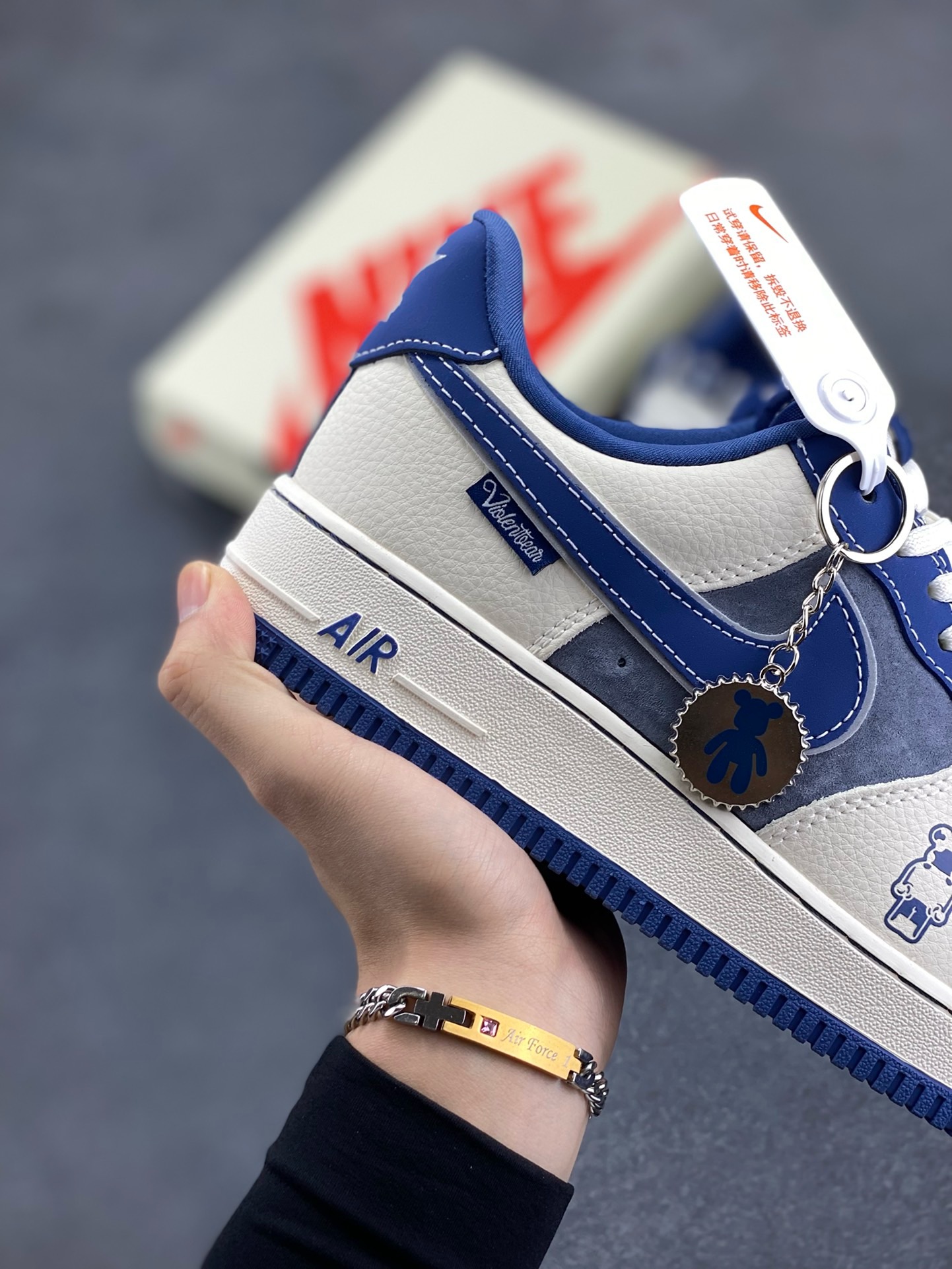 图片[6]-NIke Air Force 1 \’07 Low “暴力熊联名–灰米蓝”空军一号 低帮 运动鞋 休闲鞋 折边针车 工艺难度大 原楦头原纸板 原装鞋盒 定制五金配件 内置全掌气垫 原厂鞋底 货号：KK1988-017 尺码：36 36.5 37.5 38 38.5 39 40 40.5 41 42 42.5 43 44 44.5 45-选品中心