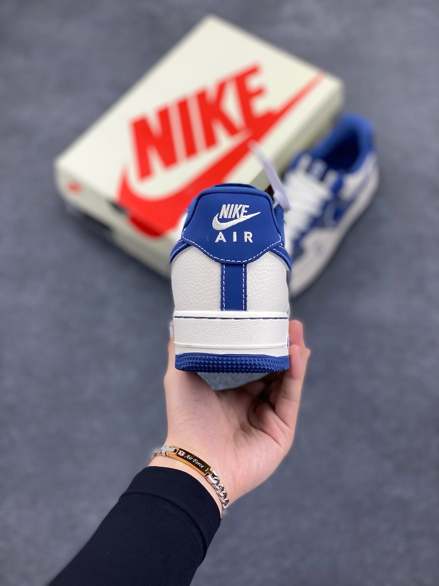 图片[4]-NIke Air Force 1 \’07 Low “暴力熊联名–灰米蓝”空军一号 低帮 运动鞋 休闲鞋 折边针车 工艺难度大 原楦头原纸板 原装鞋盒 定制五金配件 内置全掌气垫 原厂鞋底 货号：KK1988-017 尺码：36 36.5 37.5 38 38.5 39 40 40.5 41 42 42.5 43 44 44.5 45-选品中心