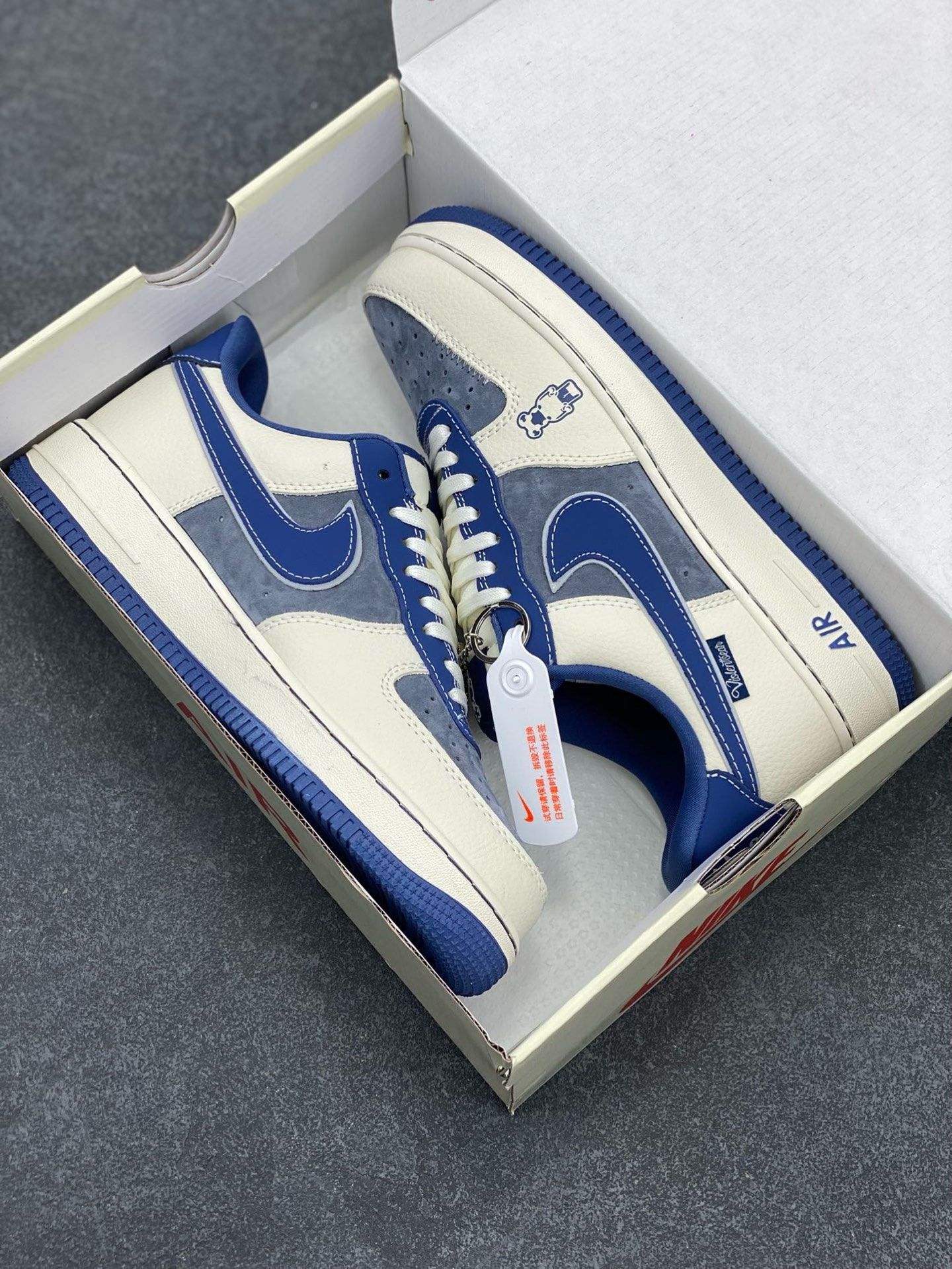 图片[9]-NIke Air Force 1 \’07 Low “暴力熊联名–灰米蓝”空军一号 低帮 运动鞋 休闲鞋 折边针车 工艺难度大 原楦头原纸板 原装鞋盒 定制五金配件 内置全掌气垫 原厂鞋底 货号：KK1988-017 尺码：36 36.5 37.5 38 38.5 39 40 40.5 41 42 42.5 43 44 44.5 45-选品中心