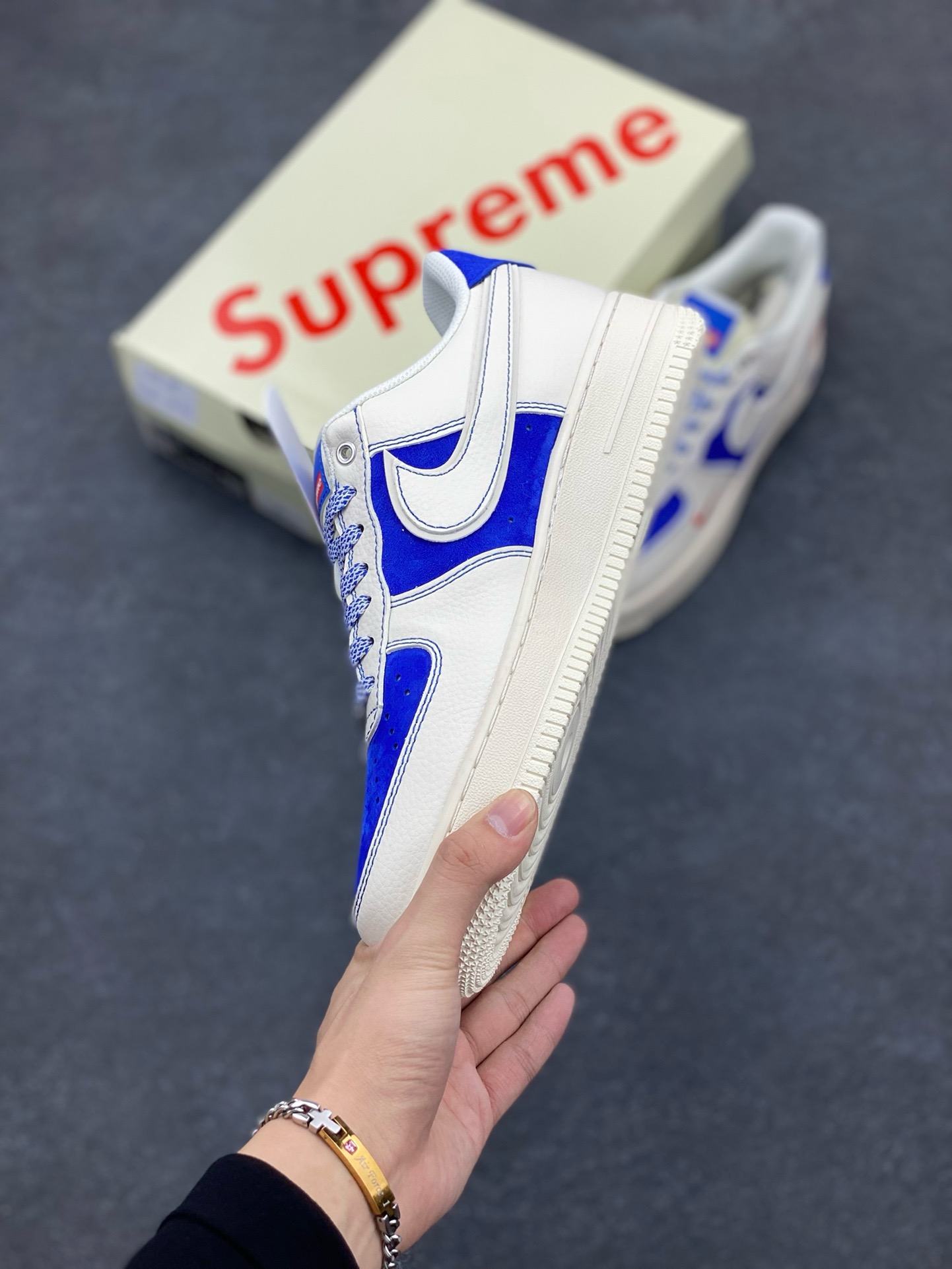 图片[3]-福利特价 Nike Air Force 1 \’07 Low “Supreme联名——米蓝小红勾”空军一号 高端定制 低帮 运动鞋 休闲鞋 折边针车 工艺难度大 原楦头原纸板 原装鞋盒 定制五金配件 内置全掌气垫 原厂鞋底 货号：SJ6698-004 尺码：36 36.5 37.5 38 38.5 39 40 40.5 41 42 42.5 43 44 44.5 45-选品中心