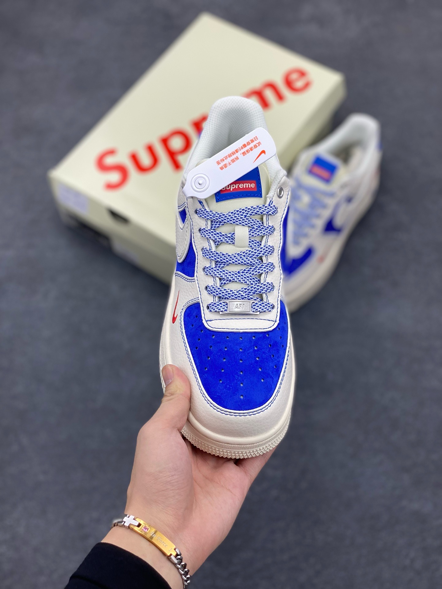 图片[2]-福利特价 Nike Air Force 1 \’07 Low “Supreme联名——米蓝小红勾”空军一号 高端定制 低帮 运动鞋 休闲鞋 折边针车 工艺难度大 原楦头原纸板 原装鞋盒 定制五金配件 内置全掌气垫 原厂鞋底 货号：SJ6698-004 尺码：36 36.5 37.5 38 38.5 39 40 40.5 41 42 42.5 43 44 44.5 45-选品中心