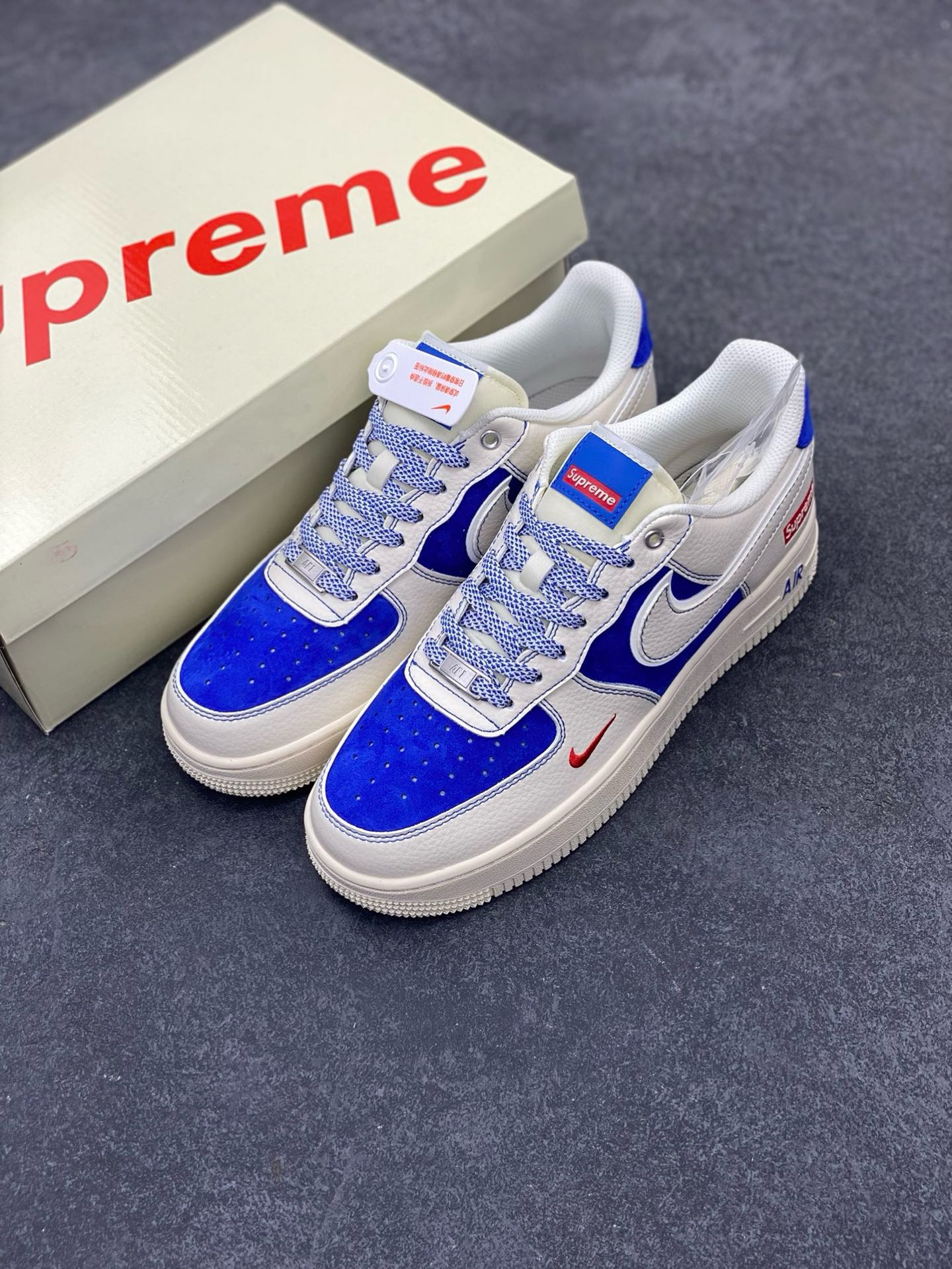 图片[8]-福利特价 Nike Air Force 1 \’07 Low “Supreme联名——米蓝小红勾”空军一号 高端定制 低帮 运动鞋 休闲鞋 折边针车 工艺难度大 原楦头原纸板 原装鞋盒 定制五金配件 内置全掌气垫 原厂鞋底 货号：SJ6698-004 尺码：36 36.5 37.5 38 38.5 39 40 40.5 41 42 42.5 43 44 44.5 45-选品中心