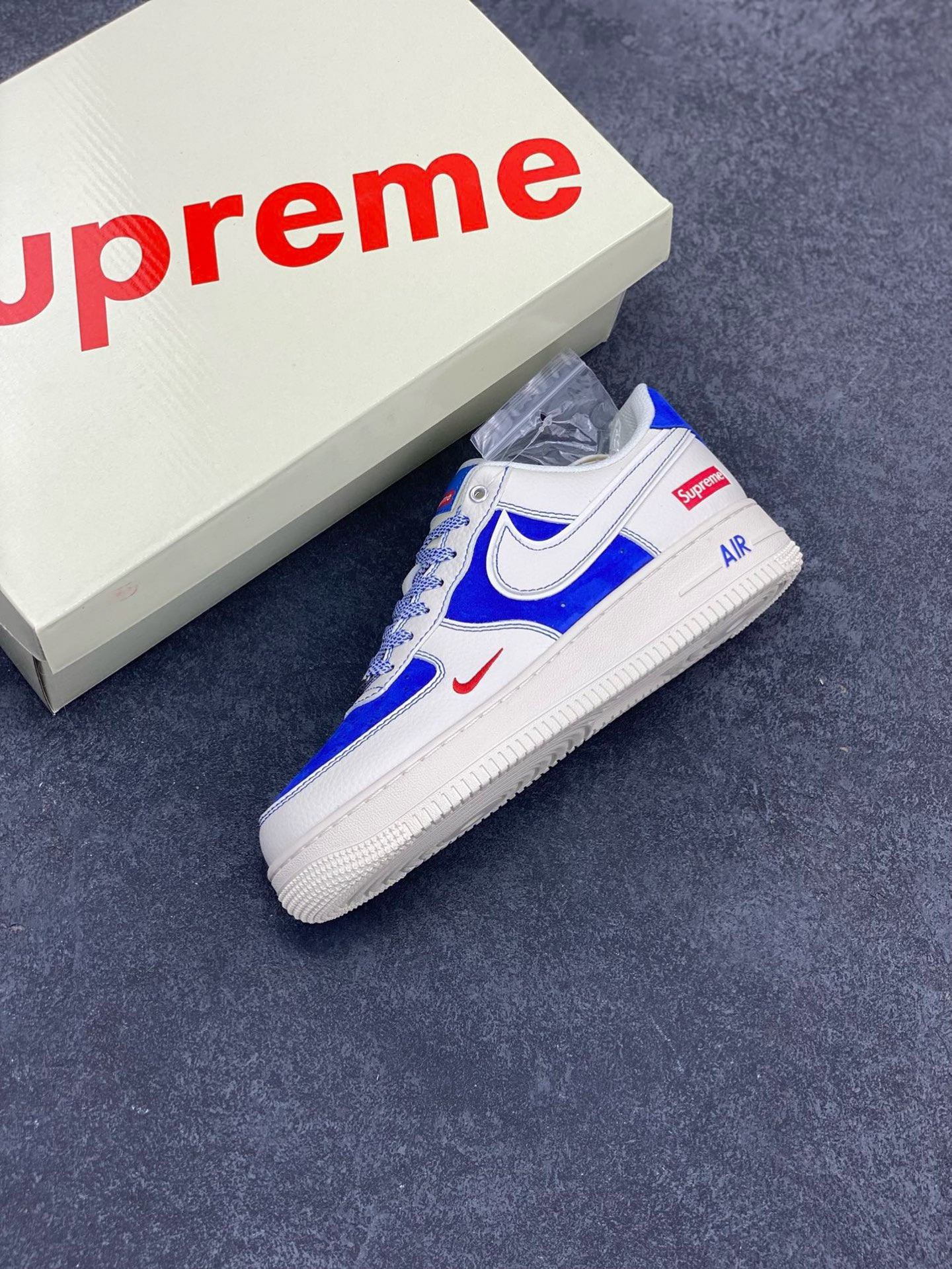 图片[7]-福利特价 Nike Air Force 1 \’07 Low “Supreme联名——米蓝小红勾”空军一号 高端定制 低帮 运动鞋 休闲鞋 折边针车 工艺难度大 原楦头原纸板 原装鞋盒 定制五金配件 内置全掌气垫 原厂鞋底 货号：SJ6698-004 尺码：36 36.5 37.5 38 38.5 39 40 40.5 41 42 42.5 43 44 44.5 45-选品中心