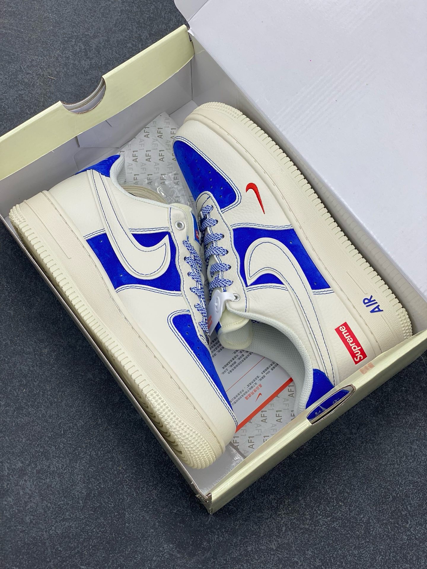 图片[9]-福利特价 Nike Air Force 1 \’07 Low “Supreme联名——米蓝小红勾”空军一号 高端定制 低帮 运动鞋 休闲鞋 折边针车 工艺难度大 原楦头原纸板 原装鞋盒 定制五金配件 内置全掌气垫 原厂鞋底 货号：SJ6698-004 尺码：36 36.5 37.5 38 38.5 39 40 40.5 41 42 42.5 43 44 44.5 45-选品中心