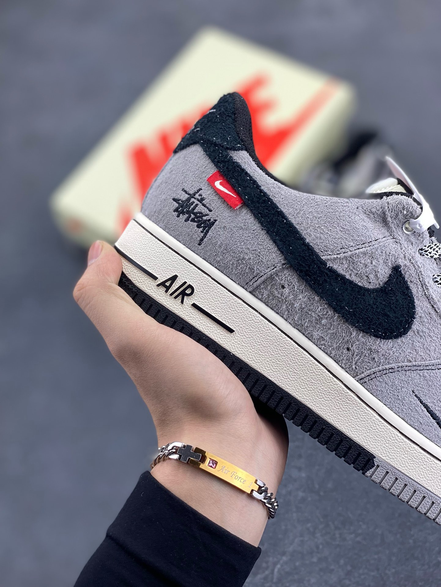 工厂套现🎉 福利特价💰90
原本地260版本
海外限量发售!公司级NIke Air Force 1 '07 Low “斯图西联名--翻毛灰”空军一号 低帮 运动鞋 休闲鞋 折边针车 工艺难度大 原楦头原纸板 原装鞋盒 定制五金配件 内置全掌气垫 原厂鞋底
货号:SJ6698-018
Size:36 36.5 37.5 38 38.5 39 40 40.5 41 42 42.5 43 44 44.5 45