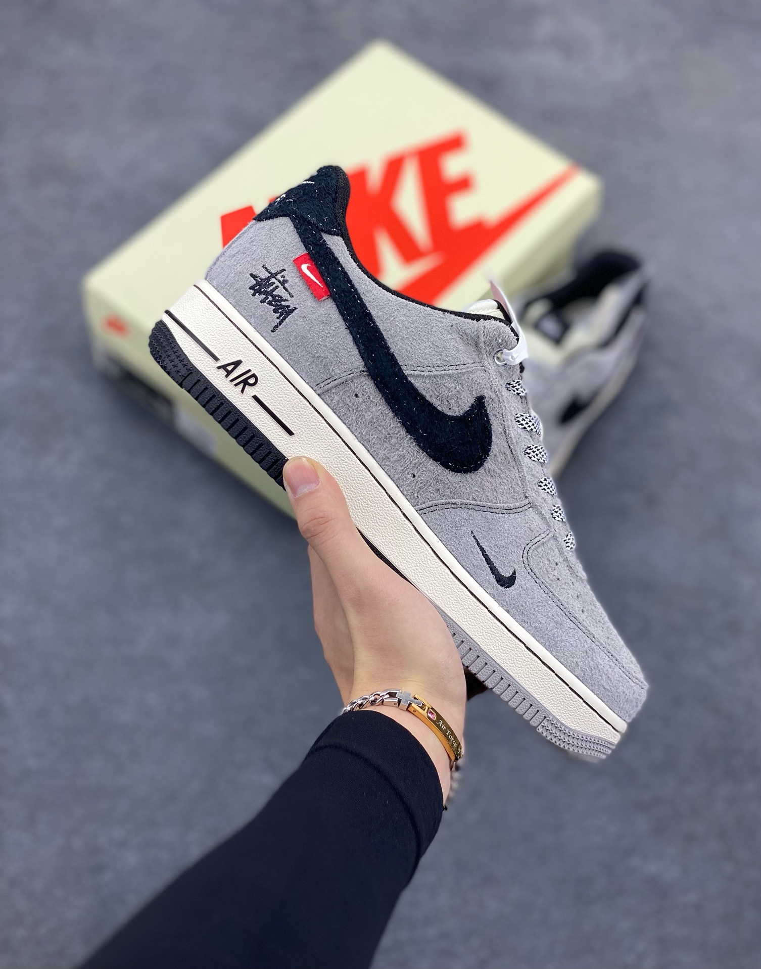 工厂套现🎉 福利特价💰90
原本地260版本
海外限量发售!公司级NIke Air Force 1 '07 Low “斯图西联名--翻毛灰”空军一号 低帮 运动鞋 休闲鞋 折边针车 工艺难度大 原楦头原纸板 原装鞋盒 定制五金配件 内置全掌气垫 原厂鞋底
货号:SJ6698-018
Size:36 36.5 37.5 38 38.5 39 40 40.5 41 42 42.5 43 44 44.5 45