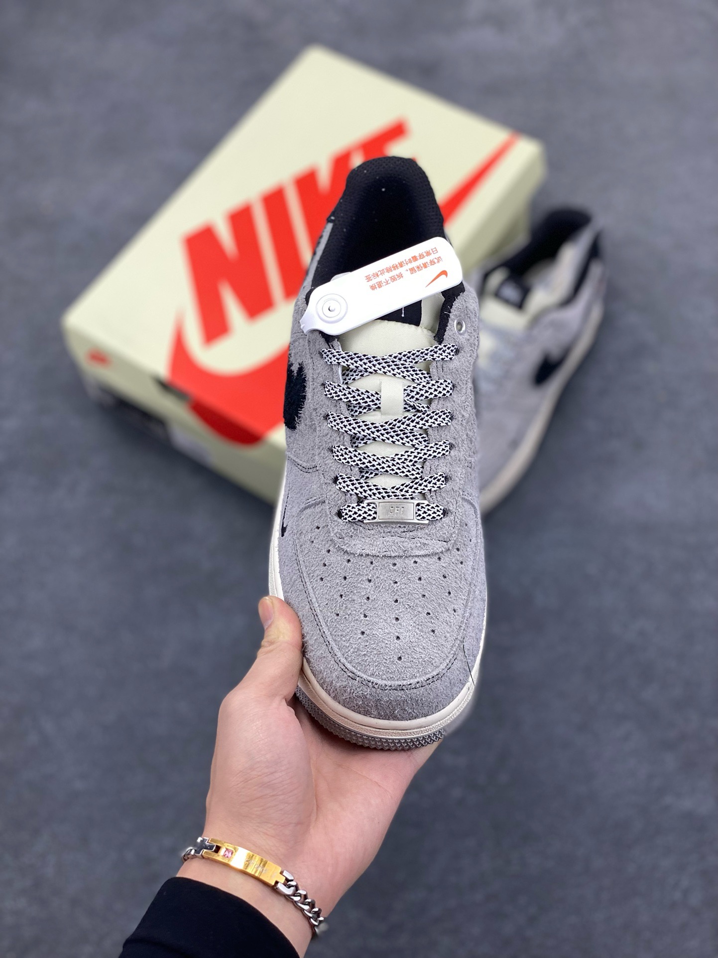 工厂套现🎉 福利特价💰90
原本地260版本
海外限量发售!公司级NIke Air Force 1 '07 Low “斯图西联名--翻毛灰”空军一号 低帮 运动鞋 休闲鞋 折边针车 工艺难度大 原楦头原纸板 原装鞋盒 定制五金配件 内置全掌气垫 原厂鞋底
货号:SJ6698-018
Size:36 36.5 37.5 38 38.5 39 40 40.5 41 42 42.5 43 44 44.5 45
