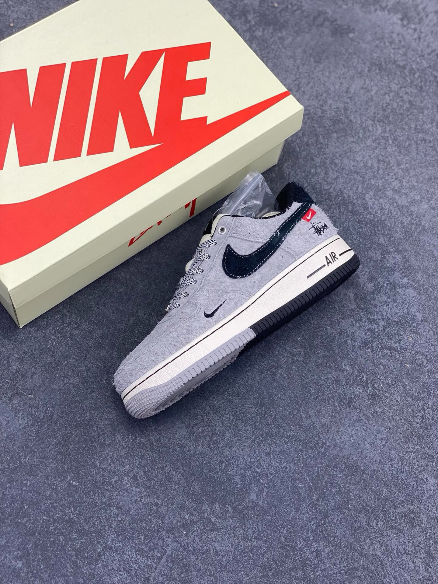 工厂套现🎉 福利特价💰90
原本地260版本
海外限量发售!公司级NIke Air Force 1 '07 Low “斯图西联名--翻毛灰”空军一号 低帮 运动鞋 休闲鞋 折边针车 工艺难度大 原楦头原纸板 原装鞋盒 定制五金配件 内置全掌气垫 原厂鞋底
货号:SJ6698-018
Size:36 36.5 37.5 38 38.5 39 40 40.5 41 42 42.5 43 44 44.5 45
