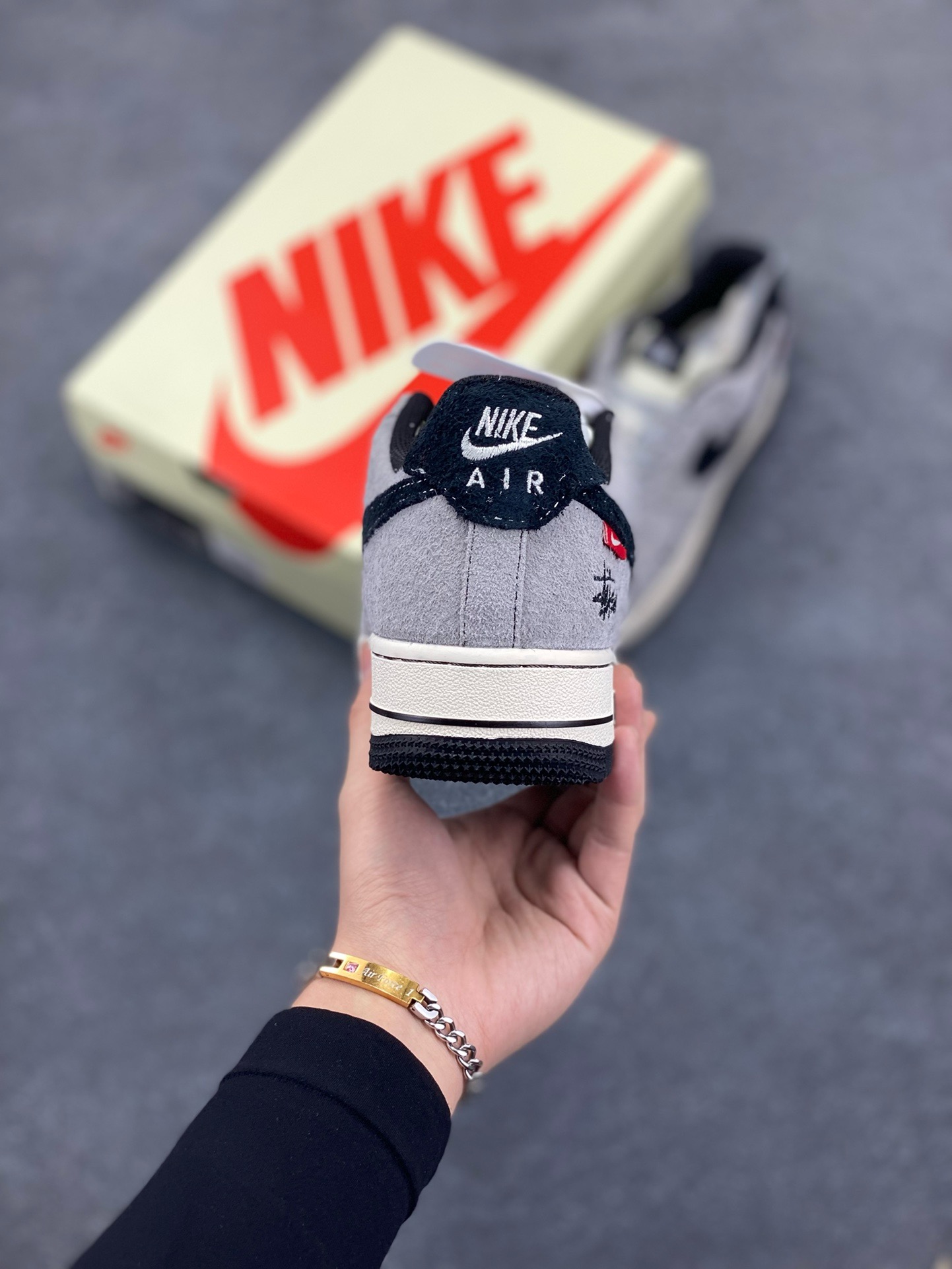 工厂套现🎉 福利特价💰90
原本地260版本
海外限量发售!公司级NIke Air Force 1 '07 Low “斯图西联名--翻毛灰”空军一号 低帮 运动鞋 休闲鞋 折边针车 工艺难度大 原楦头原纸板 原装鞋盒 定制五金配件 内置全掌气垫 原厂鞋底
货号:SJ6698-018
Size:36 36.5 37.5 38 38.5 39 40 40.5 41 42 42.5 43 44 44.5 45