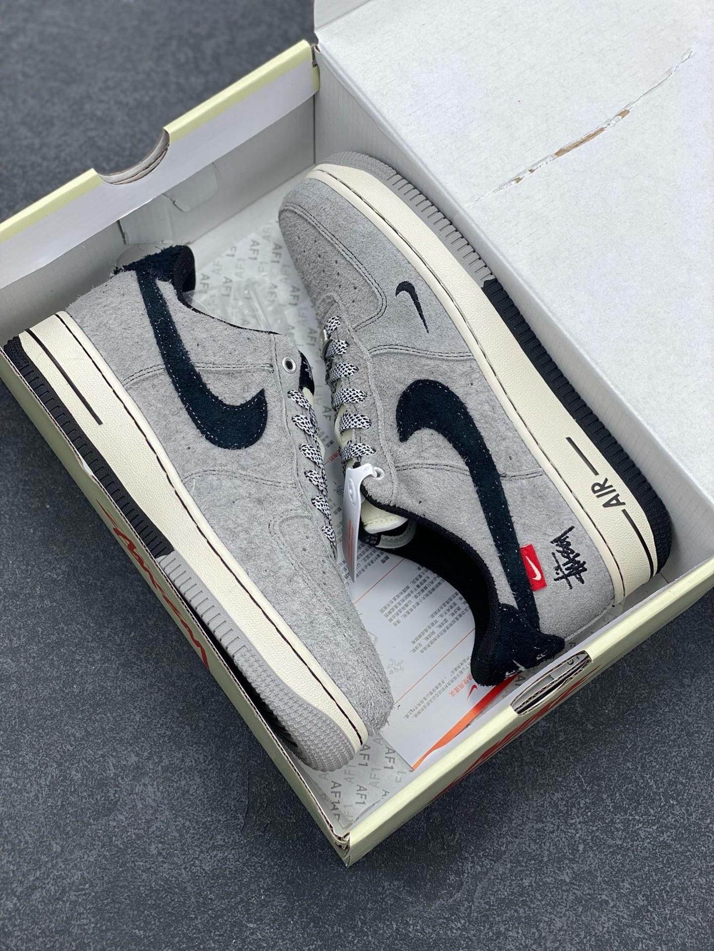 图片[9]-福利特价 NIke Air Force 1 \’07 Low “斯图西联名–翻毛灰”空军一号 低帮 运动鞋 休闲鞋 折边针车 工艺难度大 原楦头原纸板 原装鞋盒 定制五金配件 内置全掌气垫 原厂鞋底 货号：SJ6698-018 尺码：36 36.5 37.5 38 38.5 39 40 40.5 41 42 42.5 43 44 44.5 45-选品中心