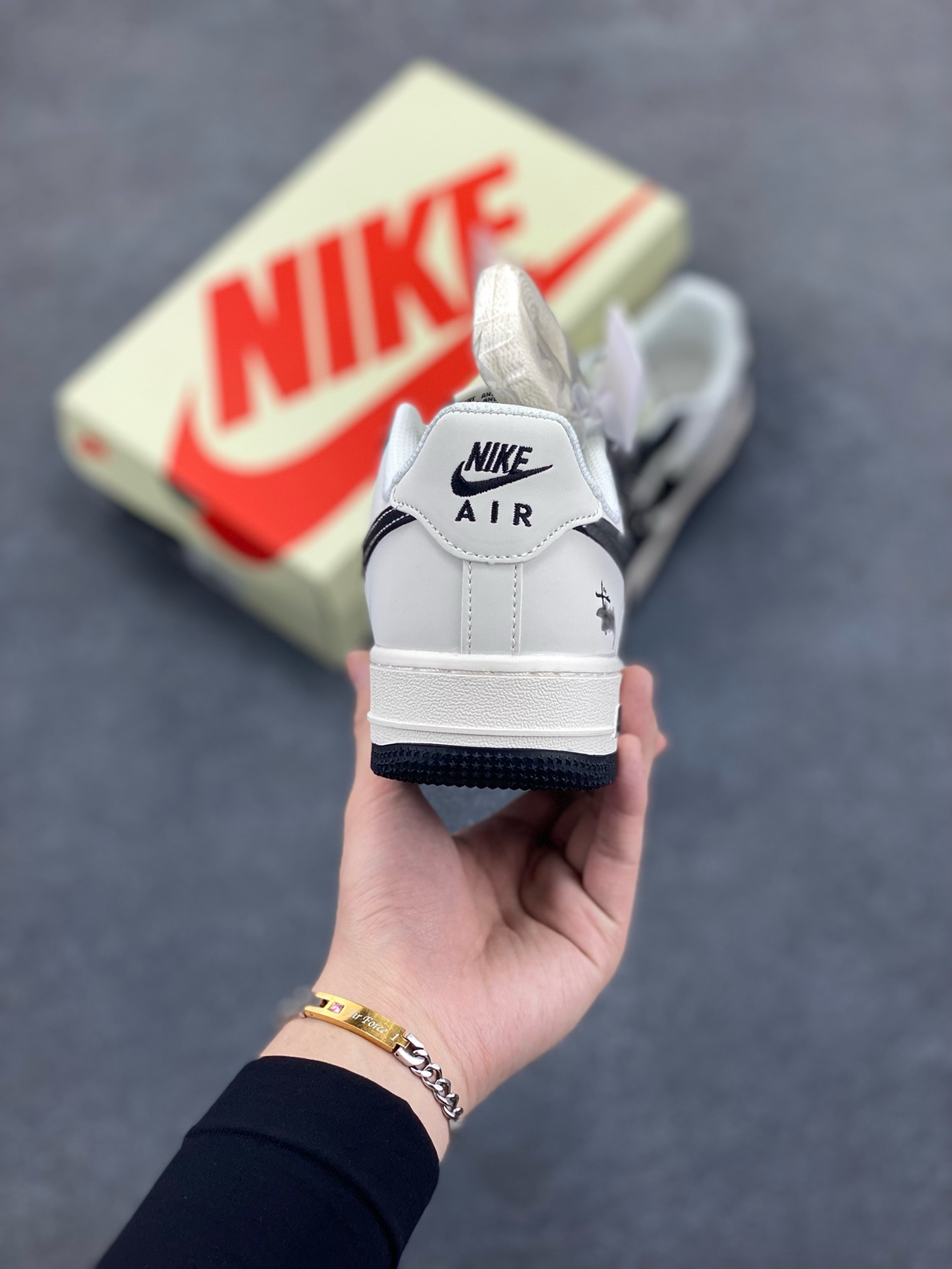 图片[4]-Nike Air Force 1 \’07 Low “斯图西联名——英文米黑荔枝”空军一号 高端定制 低帮 运动鞋 休闲鞋 折边针车 工艺难度大 原楦头原纸板 原装鞋盒 定制五金配件 内置全掌气垫 原厂鞋底 货号：HH7518-045 尺码：36 36.5 37.5 38 38.5 39 40 40.5 41 42 42.5 43 44 44.5 45-选品中心