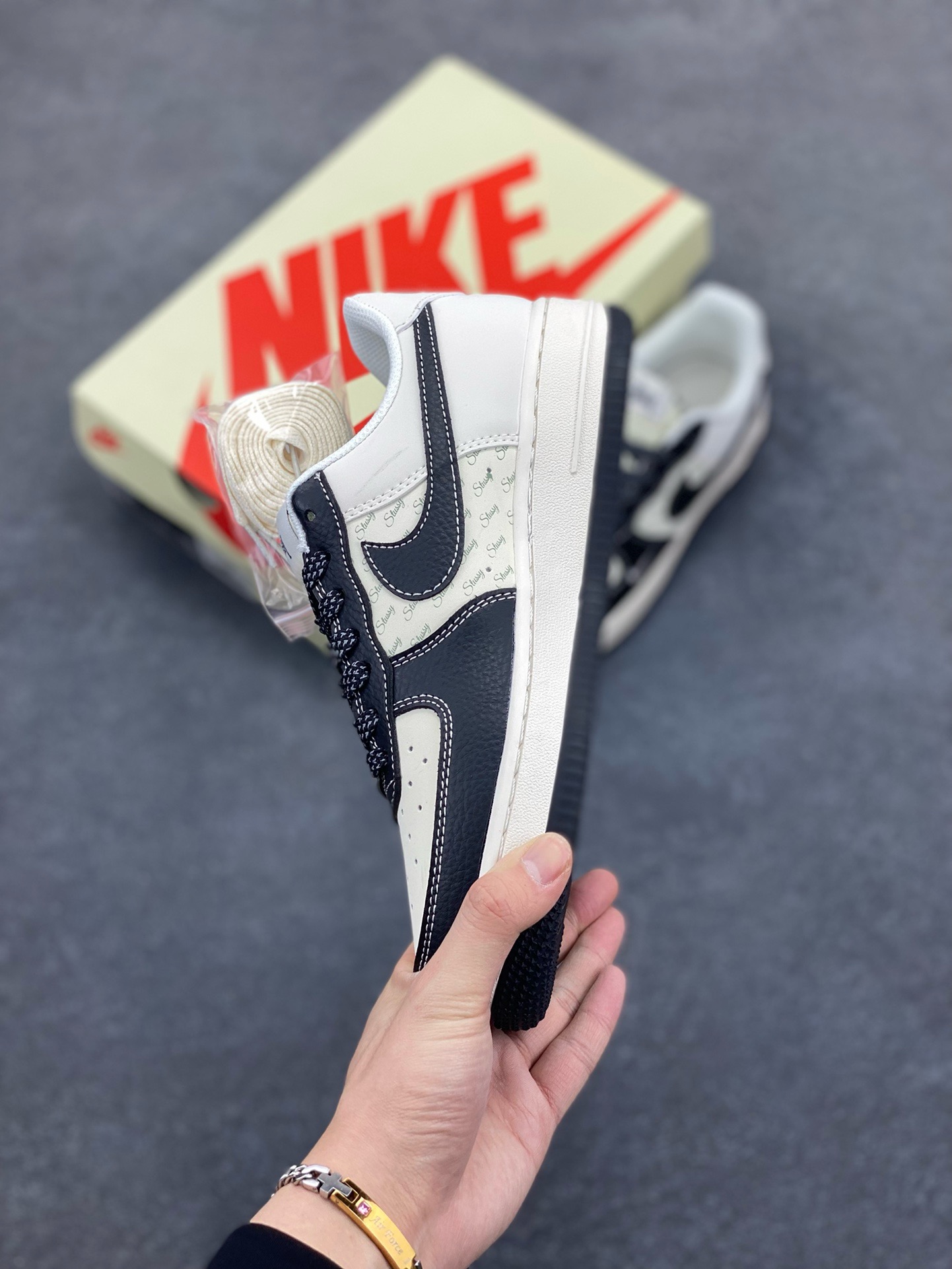 图片[3]-Nike Air Force 1 \’07 Low “斯图西联名——英文米黑荔枝”空军一号 高端定制 低帮 运动鞋 休闲鞋 折边针车 工艺难度大 原楦头原纸板 原装鞋盒 定制五金配件 内置全掌气垫 原厂鞋底 货号：HH7518-045 尺码：36 36.5 37.5 38 38.5 39 40 40.5 41 42 42.5 43 44 44.5 45-选品中心