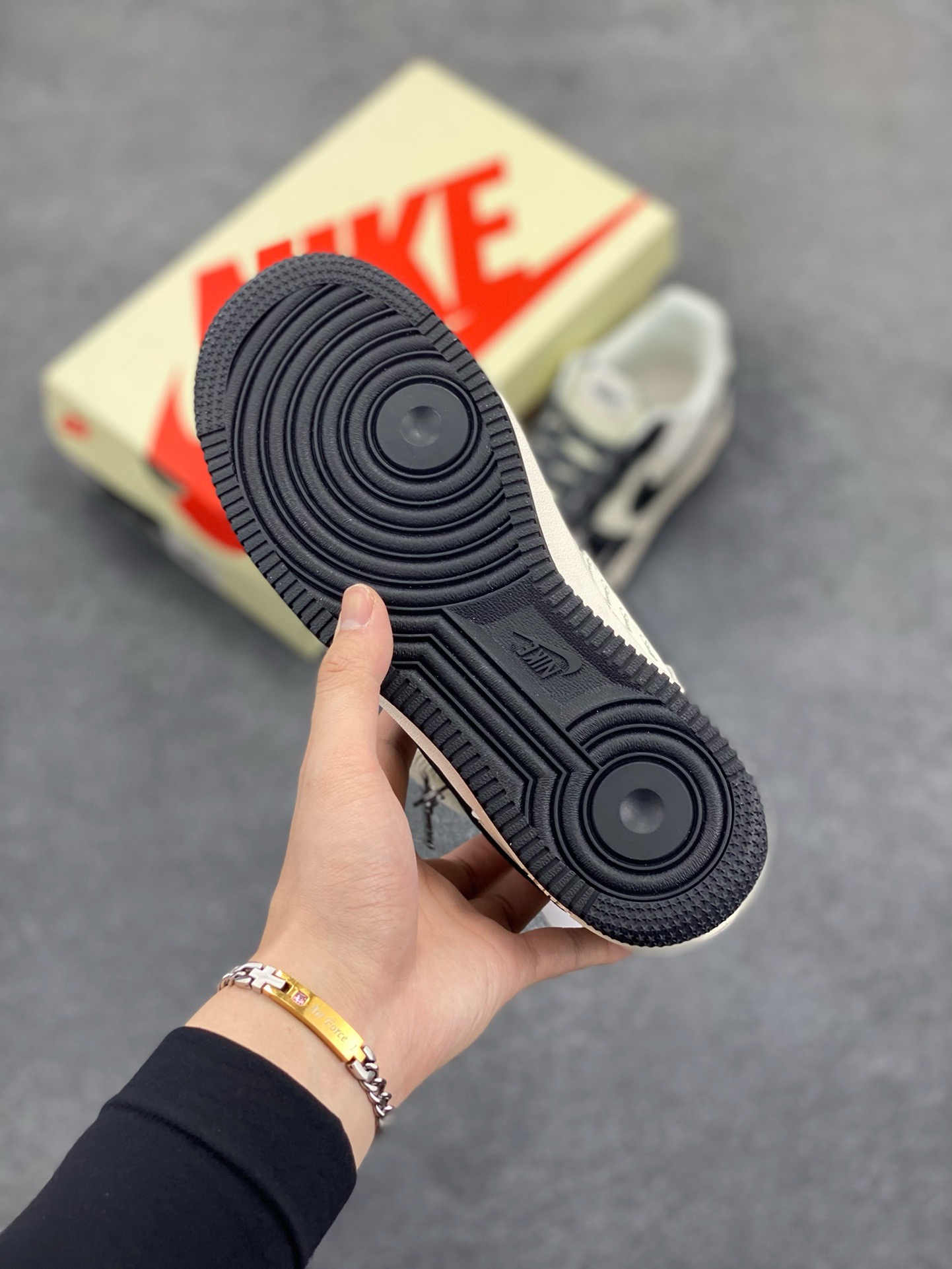 图片[5]-Nike Air Force 1 \’07 Low “斯图西联名——英文米黑荔枝”空军一号 高端定制 低帮 运动鞋 休闲鞋 折边针车 工艺难度大 原楦头原纸板 原装鞋盒 定制五金配件 内置全掌气垫 原厂鞋底 货号：HH7518-045 尺码：36 36.5 37.5 38 38.5 39 40 40.5 41 42 42.5 43 44 44.5 45-选品中心