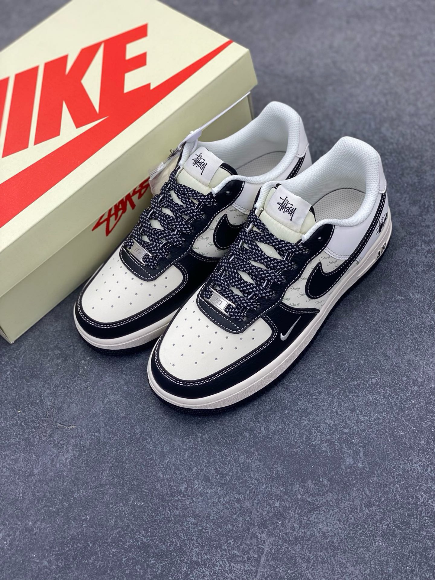 图片[8]-Nike Air Force 1 \’07 Low “斯图西联名——英文米黑荔枝”空军一号 高端定制 低帮 运动鞋 休闲鞋 折边针车 工艺难度大 原楦头原纸板 原装鞋盒 定制五金配件 内置全掌气垫 原厂鞋底 货号：HH7518-045 尺码：36 36.5 37.5 38 38.5 39 40 40.5 41 42 42.5 43 44 44.5 45-选品中心