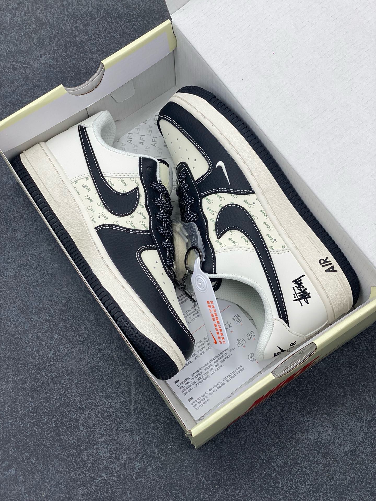 图片[9]-Nike Air Force 1 \’07 Low “斯图西联名——英文米黑荔枝”空军一号 高端定制 低帮 运动鞋 休闲鞋 折边针车 工艺难度大 原楦头原纸板 原装鞋盒 定制五金配件 内置全掌气垫 原厂鞋底 货号：HH7518-045 尺码：36 36.5 37.5 38 38.5 39 40 40.5 41 42 42.5 43 44 44.5 45-选品中心