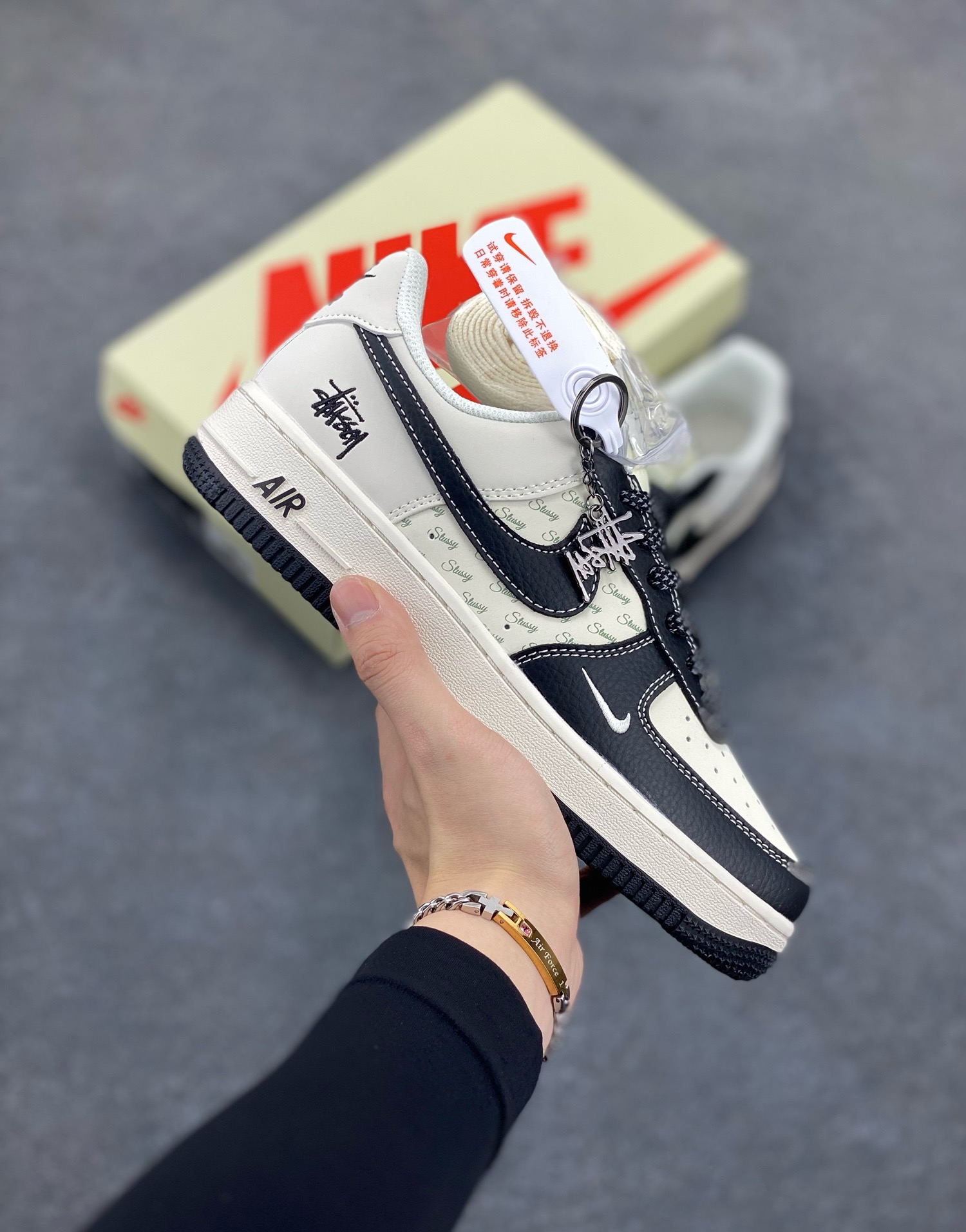 Nike Air Force 1 \'07 Low “斯图西联名——英文米黑荔枝”空军一号 高端定制 低帮 运动鞋 休闲鞋 折边针车 工艺难度大 原楦头原纸板 原装鞋盒 定制五金配件 内置全掌气垫 原厂鞋底 货号：HH7518-045 尺码：36 36.5 37.5 38 38.5 39 40 40.5 41 42 42.5 43 44 44.5 45-选品中心