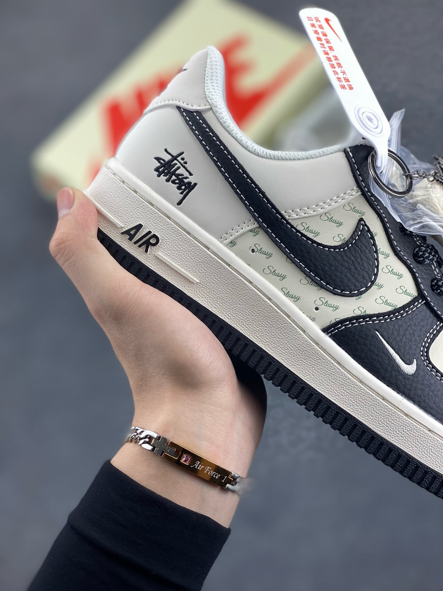 图片[6]-Nike Air Force 1 \’07 Low “斯图西联名——英文米黑荔枝”空军一号 高端定制 低帮 运动鞋 休闲鞋 折边针车 工艺难度大 原楦头原纸板 原装鞋盒 定制五金配件 内置全掌气垫 原厂鞋底 货号：HH7518-045 尺码：36 36.5 37.5 38 38.5 39 40 40.5 41 42 42.5 43 44 44.5 45-选品中心