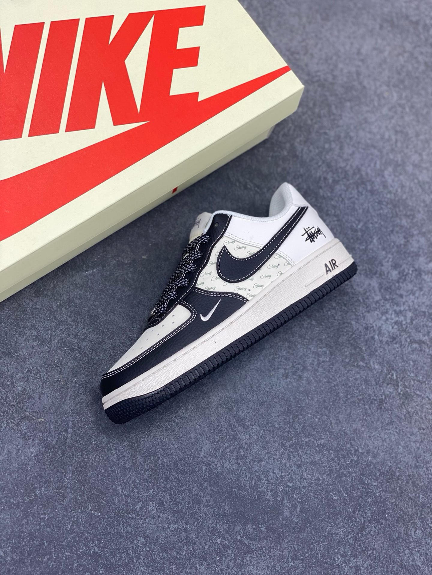 图片[7]-Nike Air Force 1 \’07 Low “斯图西联名——英文米黑荔枝”空军一号 高端定制 低帮 运动鞋 休闲鞋 折边针车 工艺难度大 原楦头原纸板 原装鞋盒 定制五金配件 内置全掌气垫 原厂鞋底 货号：HH7518-045 尺码：36 36.5 37.5 38 38.5 39 40 40.5 41 42 42.5 43 44 44.5 45-选品中心