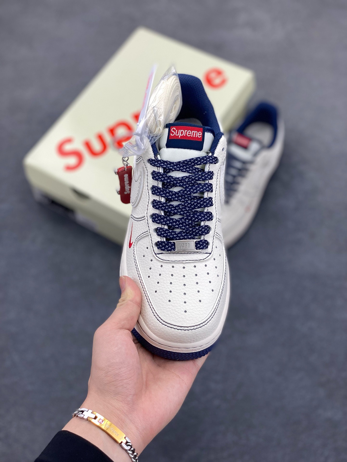 图片[2]-Nike Air Force 1 \’07 Low “Supreme联名——米蓝线小红勾”空军一号 高端定制 低帮 运动鞋 休闲鞋 折边针车 工艺难度大 原楦头原纸板 原装鞋盒 定制五金配件 内置全掌气垫 原厂鞋底 货号：HH7518-074 尺码：36 36.5 37.5 38 38.5 39 40 40.5 41 42 42.5 43 44 44.5 45-选品中心